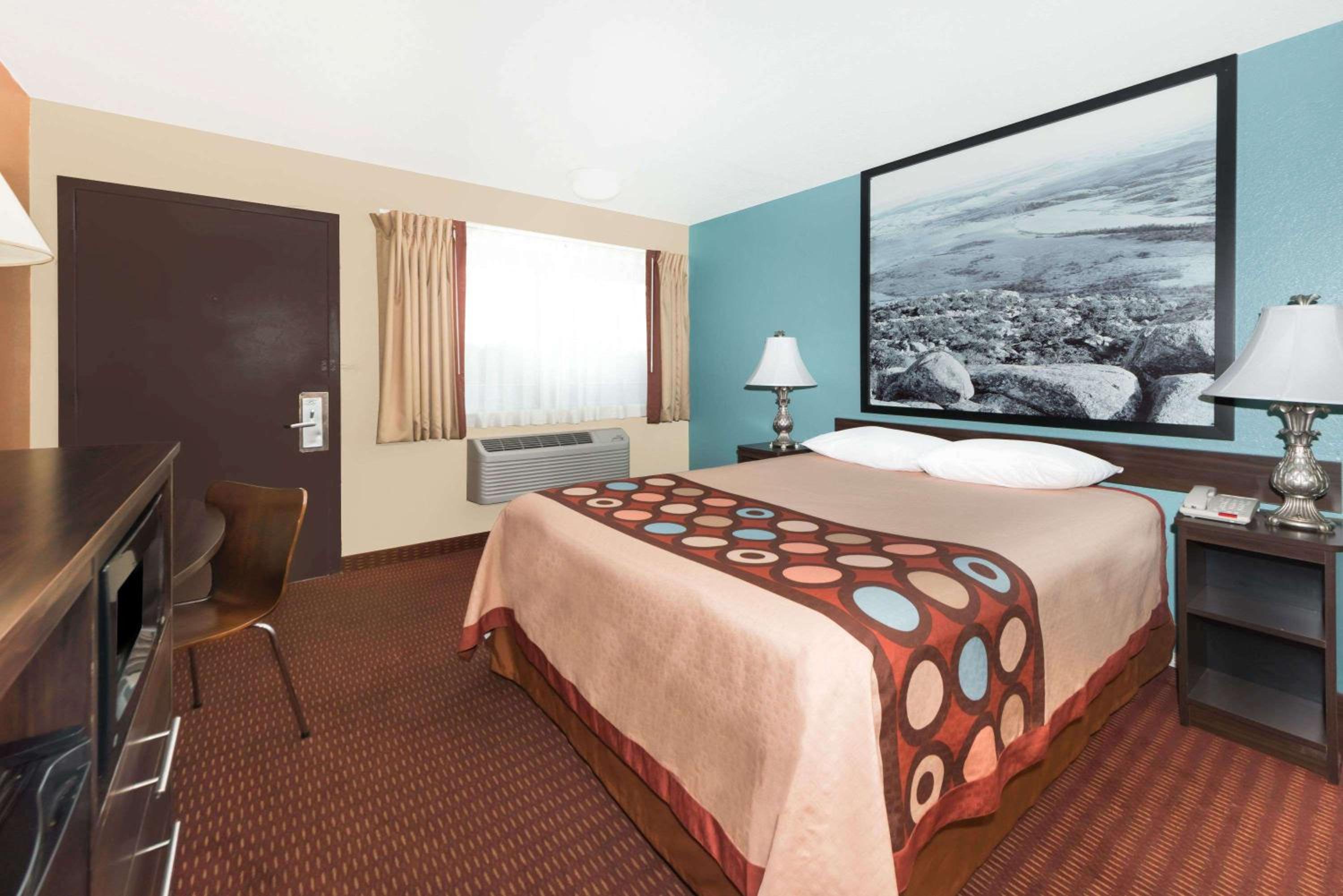 King Room - Non-Smoking - Photo 8