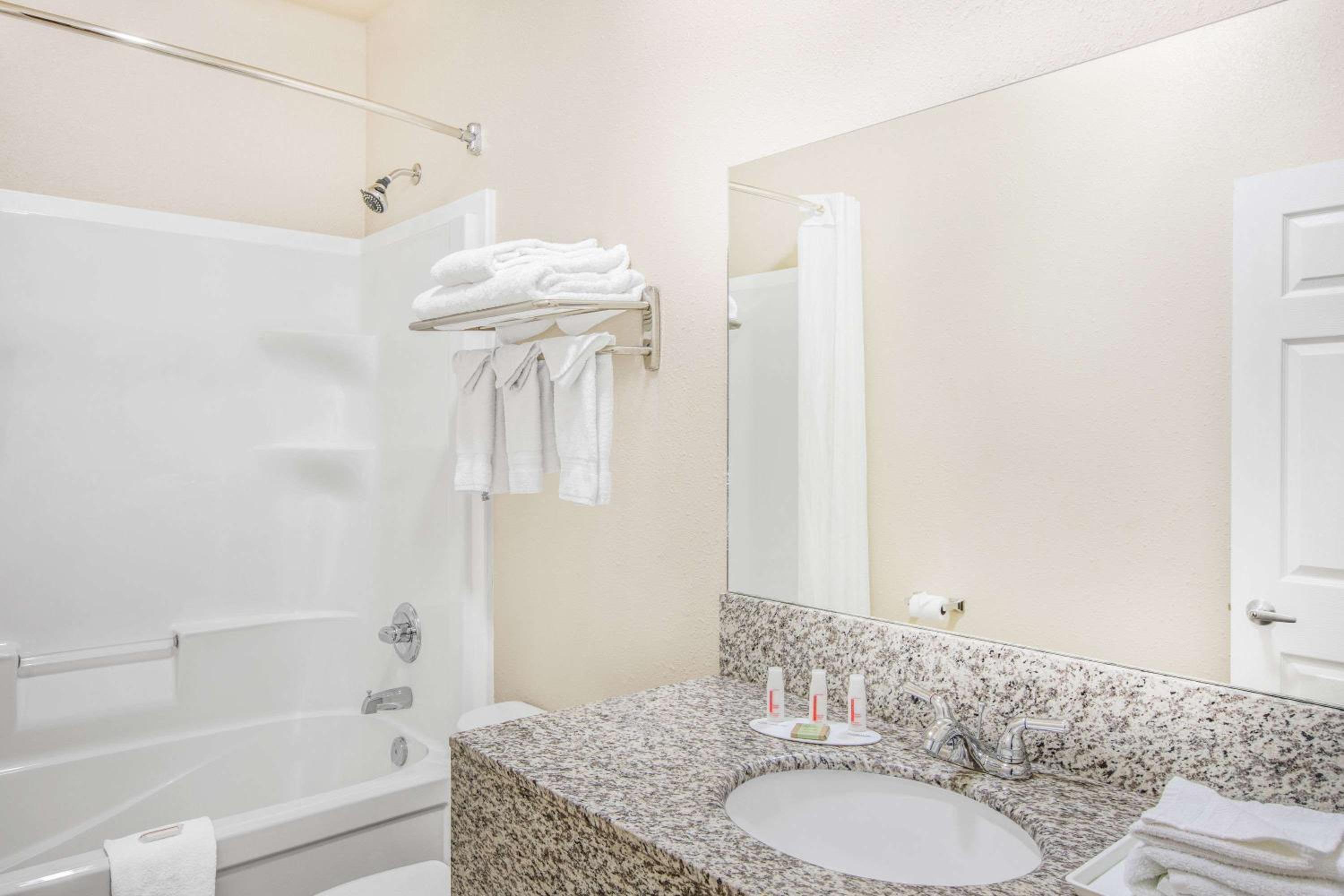 Deluxe King Room with Spa Bath- Non-Smoking photo 2