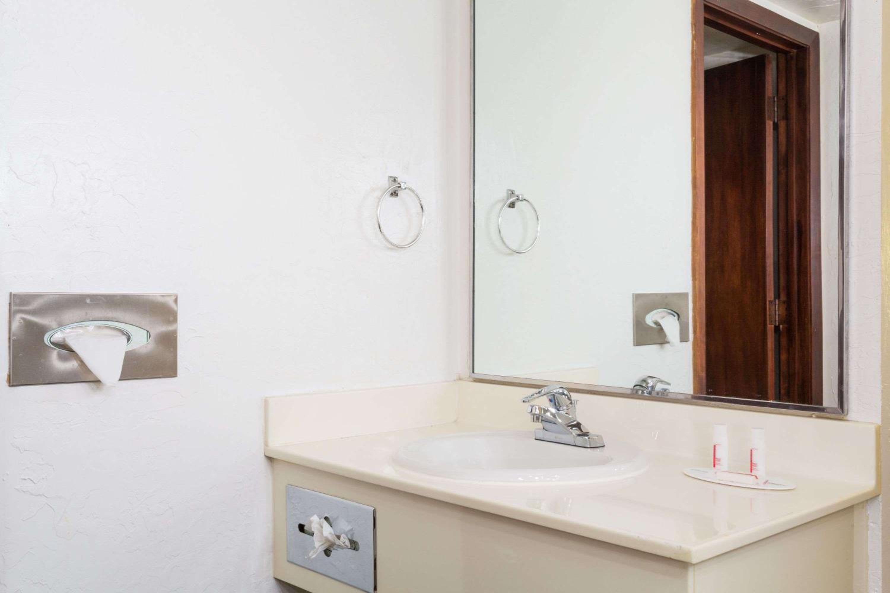 King Room - Non-Smoking - Photo 10