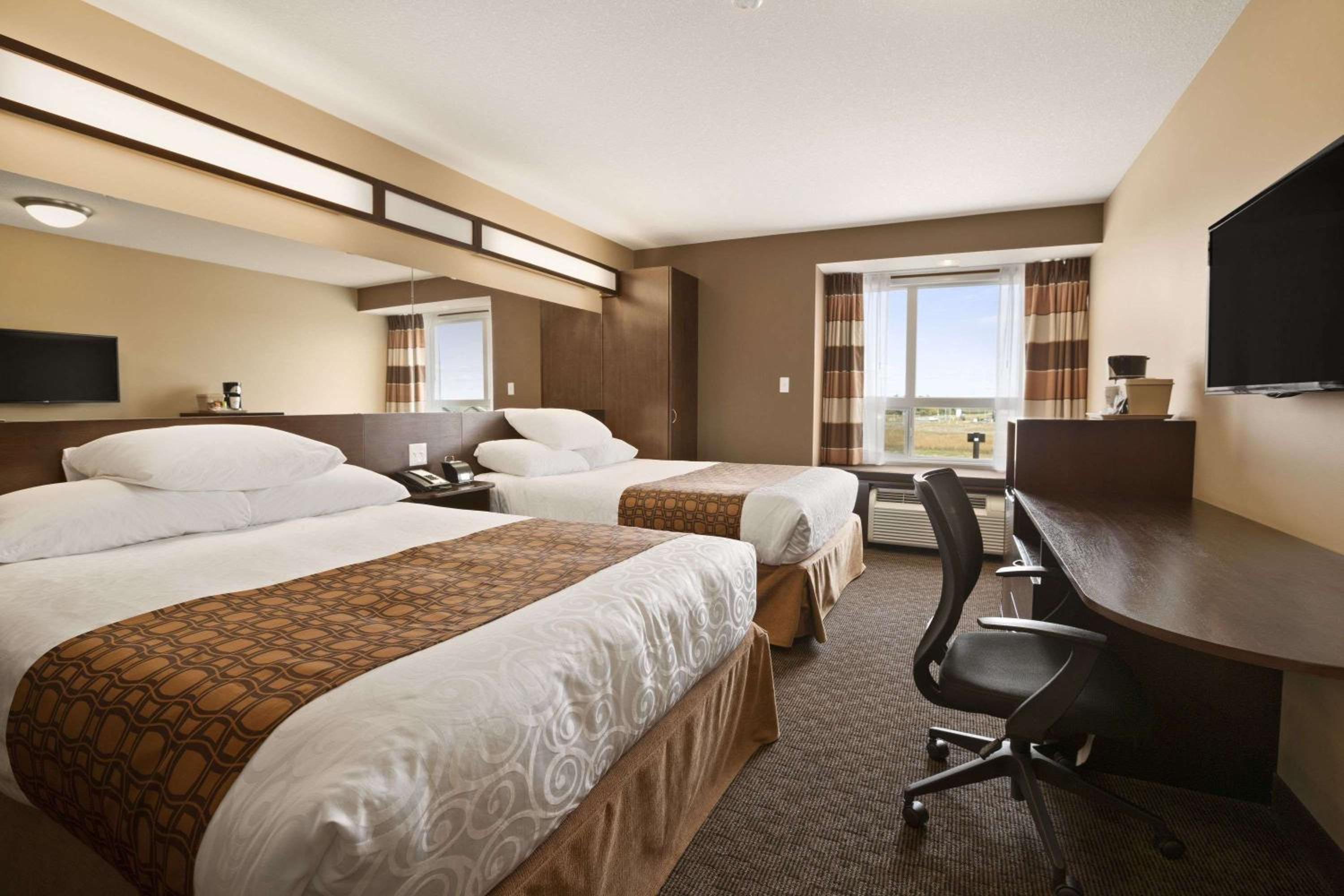 Queen Room with Two Queen Beds and Roll-in Shower - Mobility Accessible/Non-Smoking photo 2