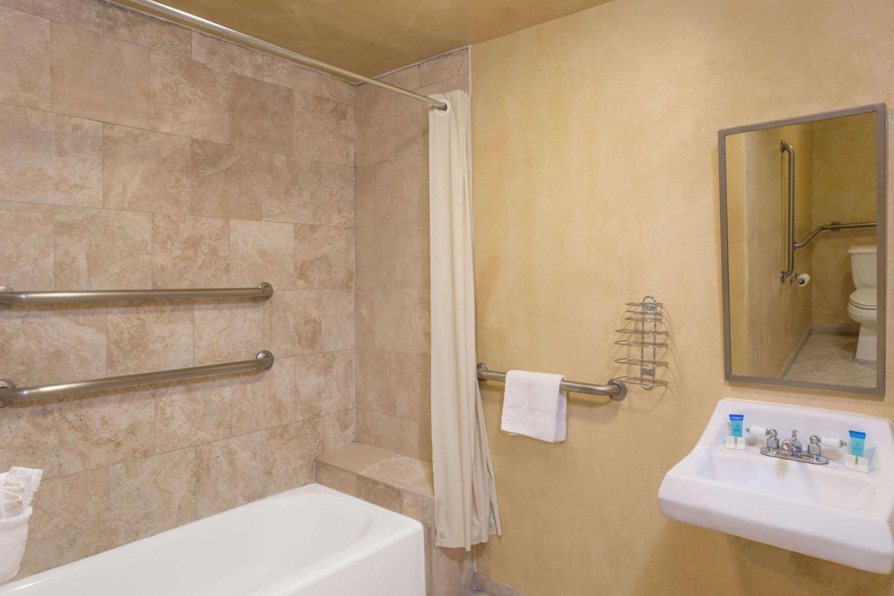 Queen Room - Disability Access - Non-Smoking - Photo 4