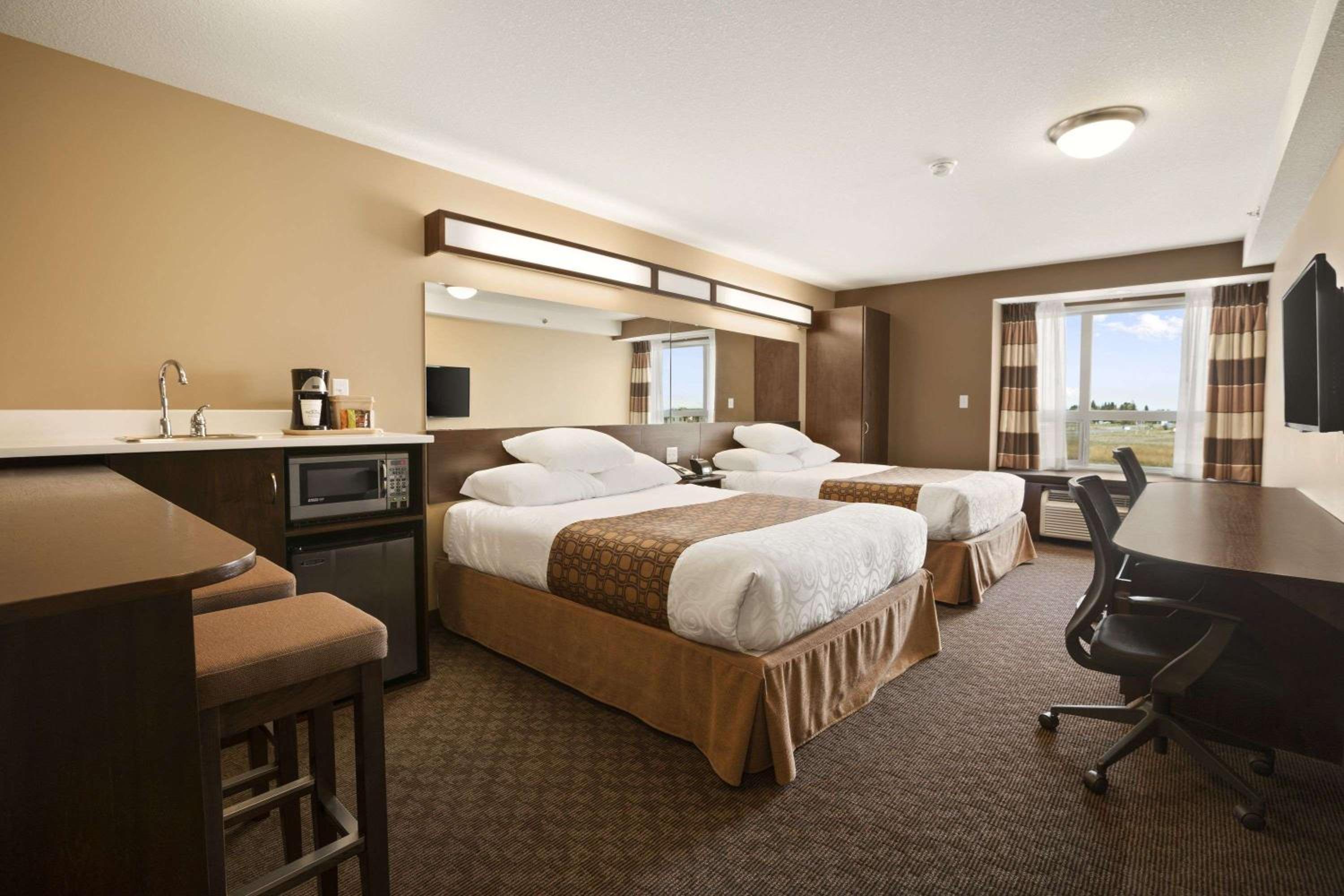 Queen Room with Two Queen Beds and Roll-in Shower - Mobility Accessible/Non-Smoking photo 3
