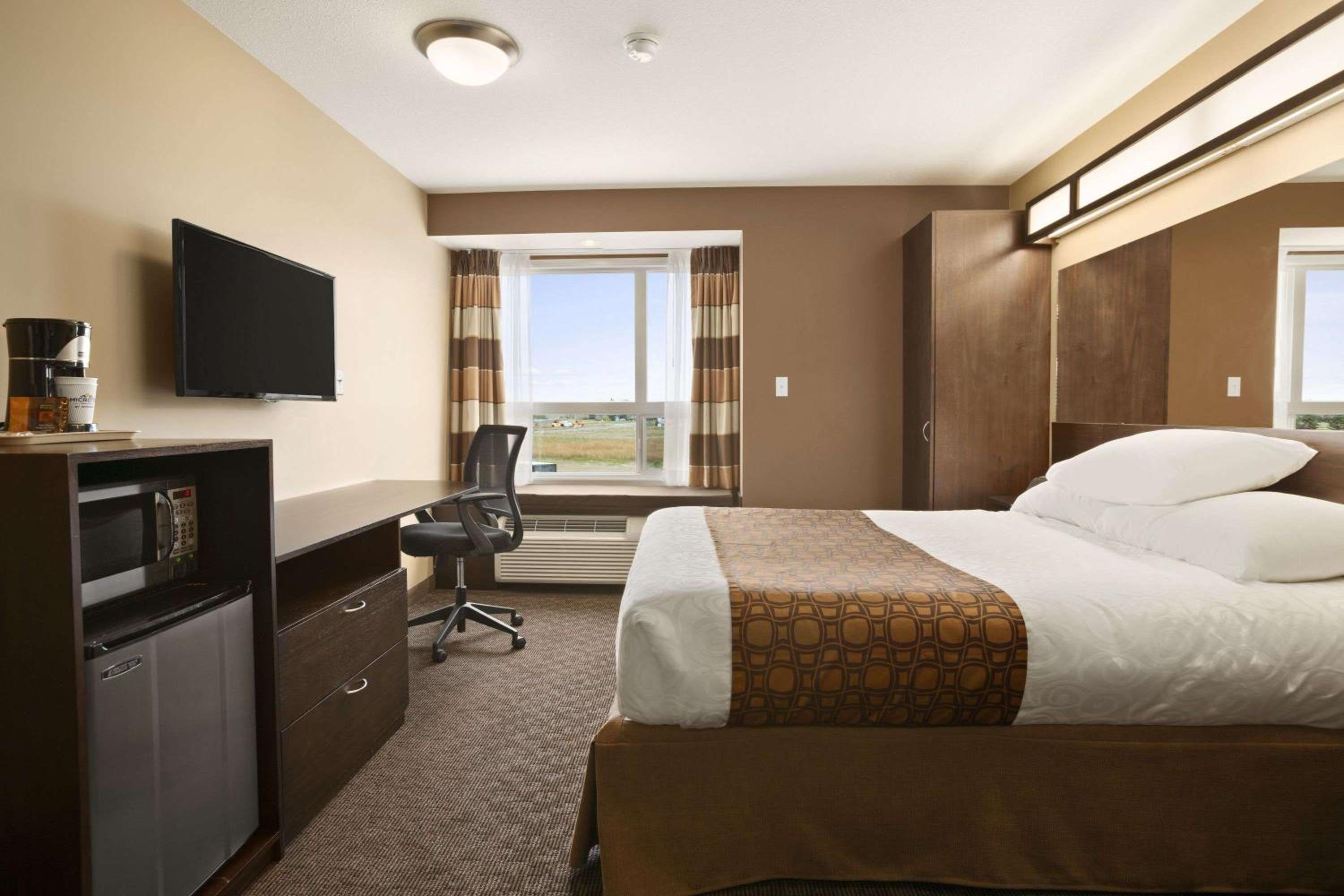 Queen Room with Roll-In Shower - Mobility Accessible/Non-Smoking photo 3