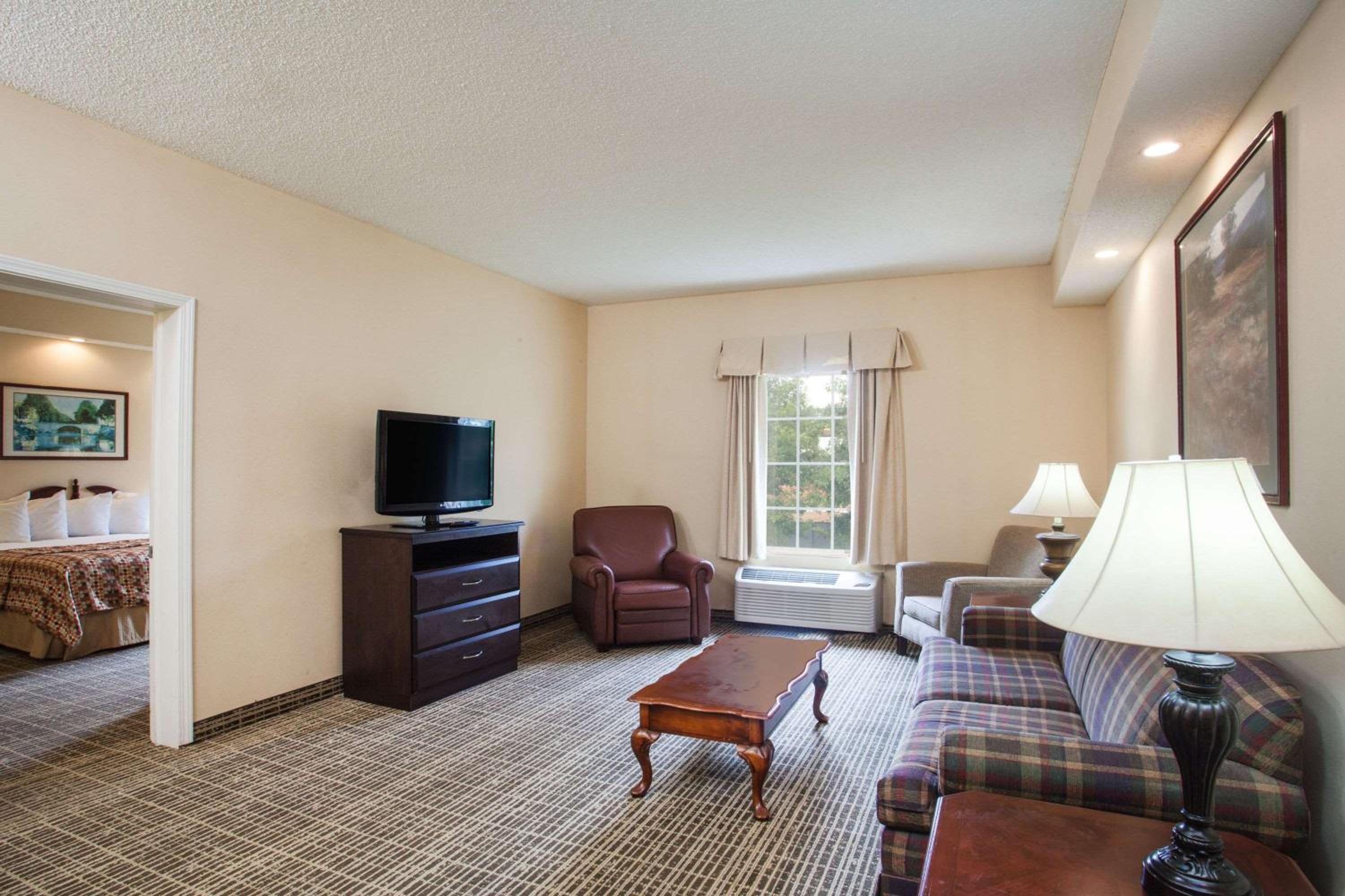 King Suite - Non-Smoking - Photo 3