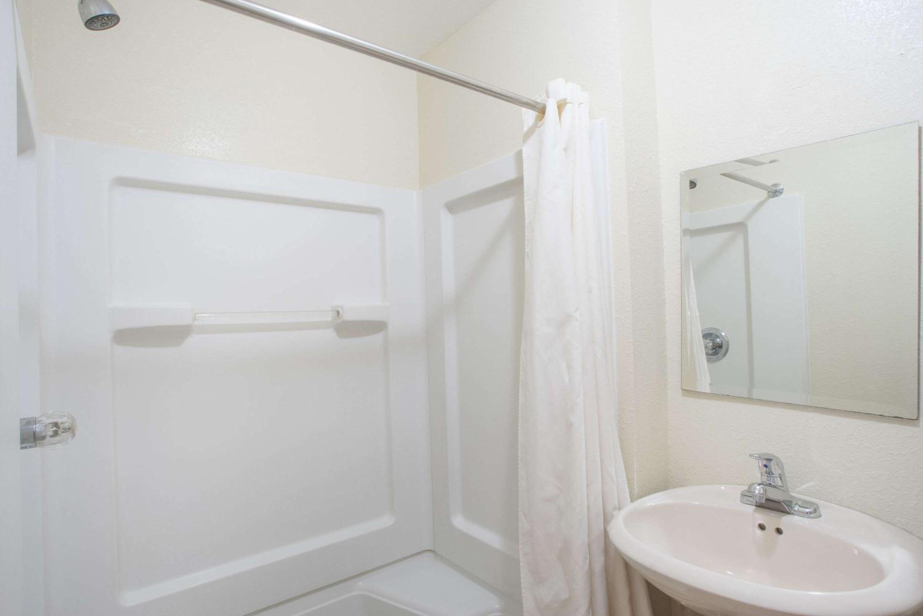 King Room - Non-Smoking photo 2