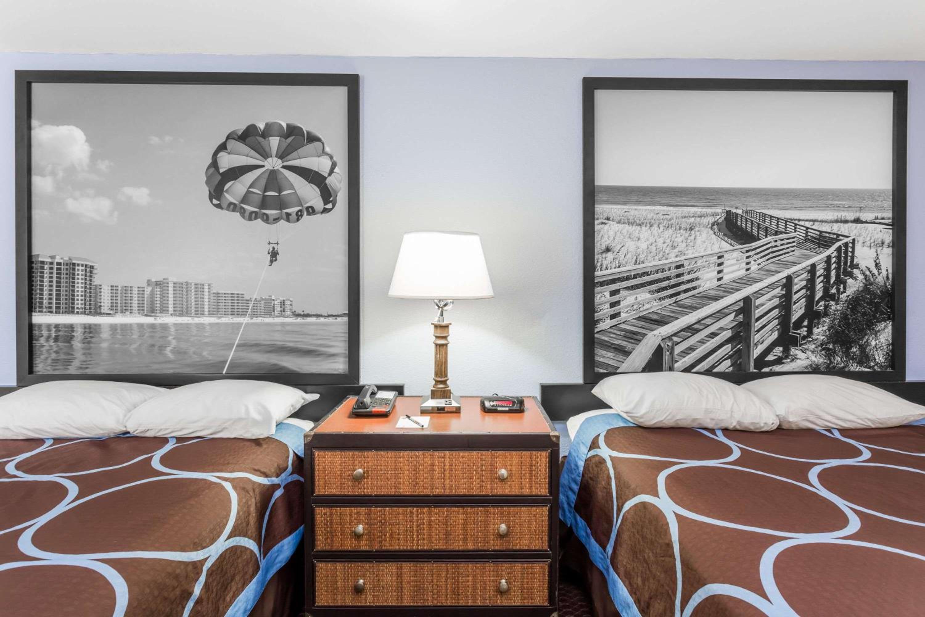 Queen Room with Two Queen Beds - Non-Smoking - Photo 2