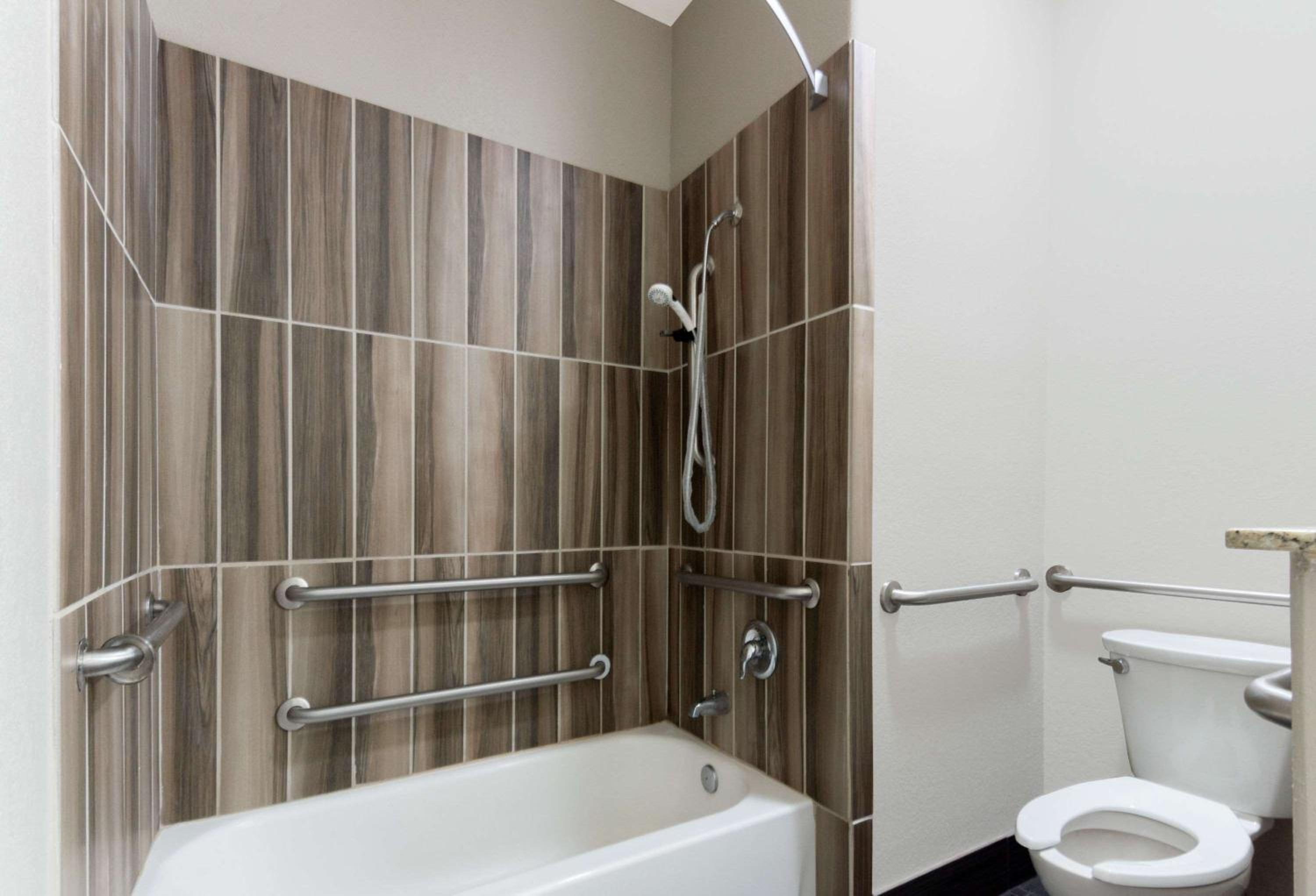 Queen Room with Bath Tub and Grab Bars - Mobility/Hearing Accessible - Non-Smoking - Photo 2