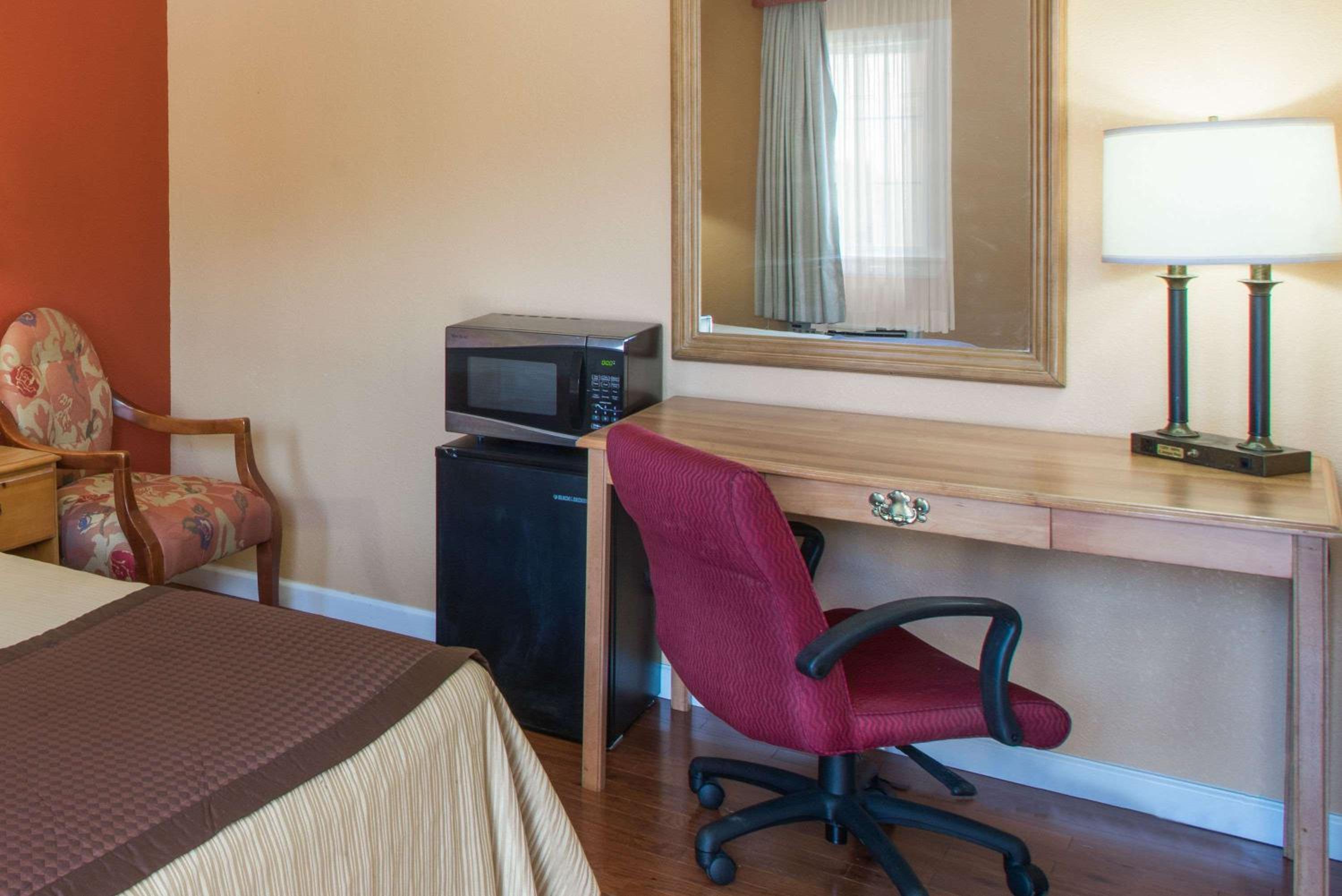 King Room - Non-Smoking photo 3