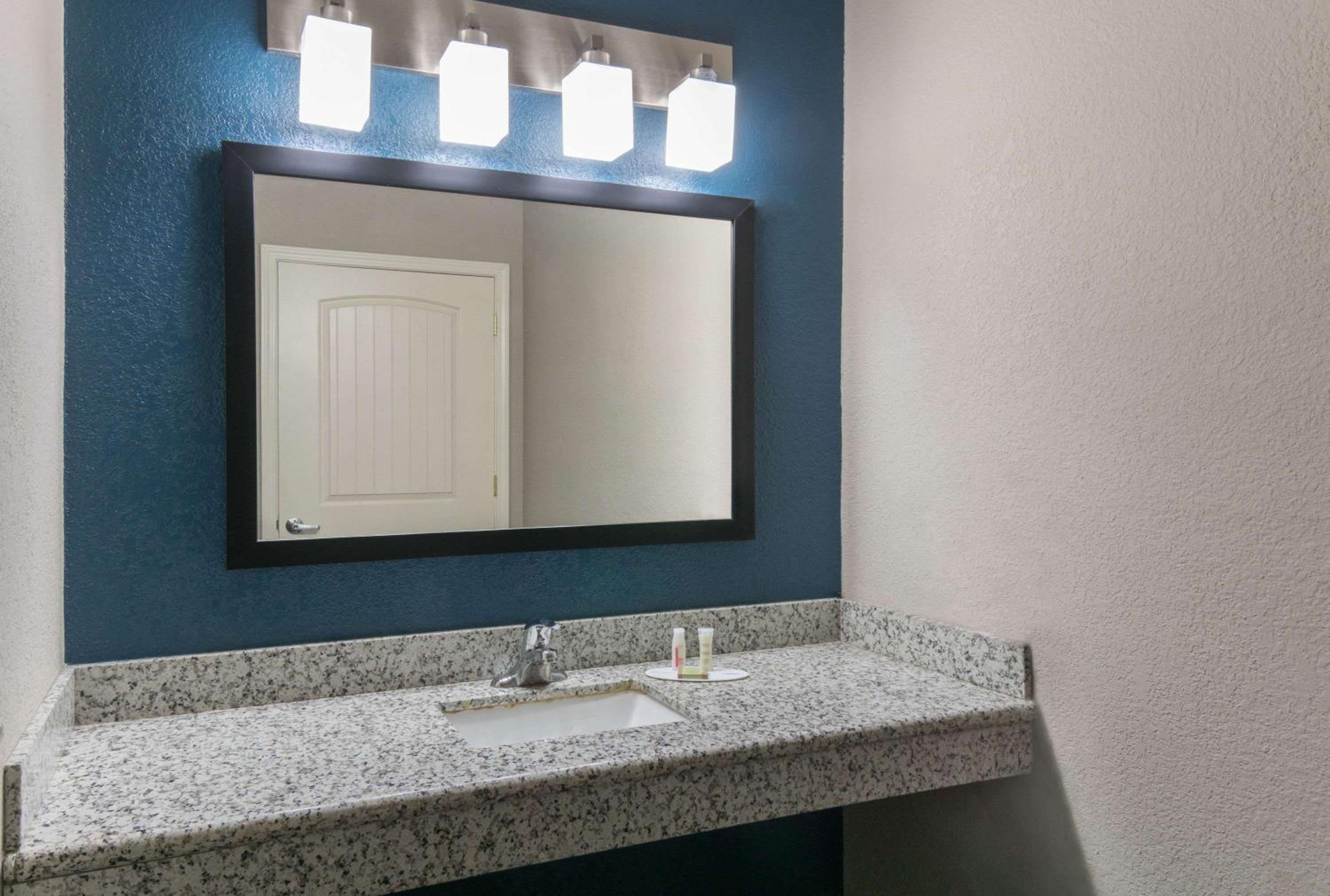 Queen Room with Bath Tub and Grab Bars - Mobility/Hearing Accessible - Non-Smoking - Photo 3