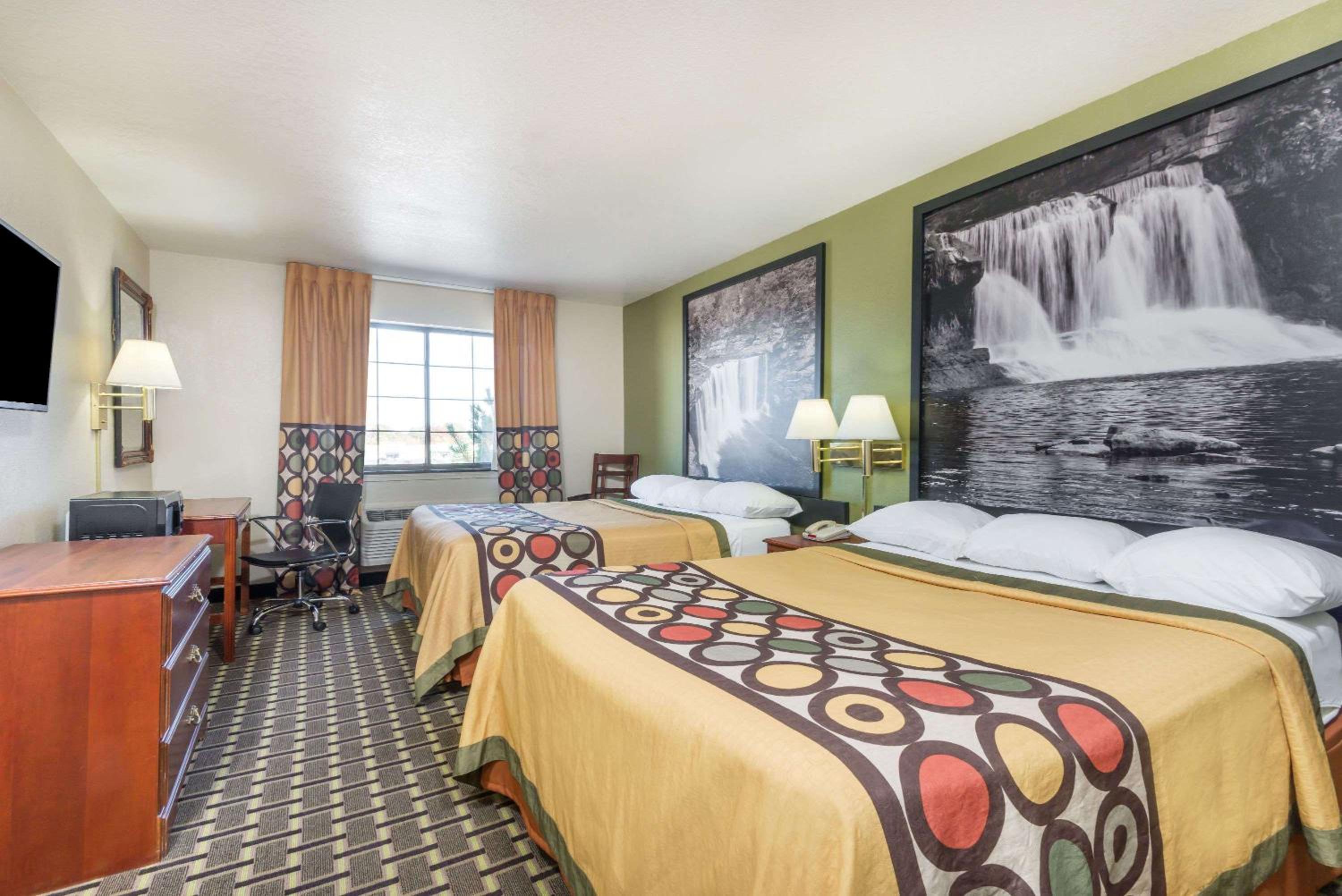Queen Room with Two Queen Beds - Non-Smoking - Photo 1