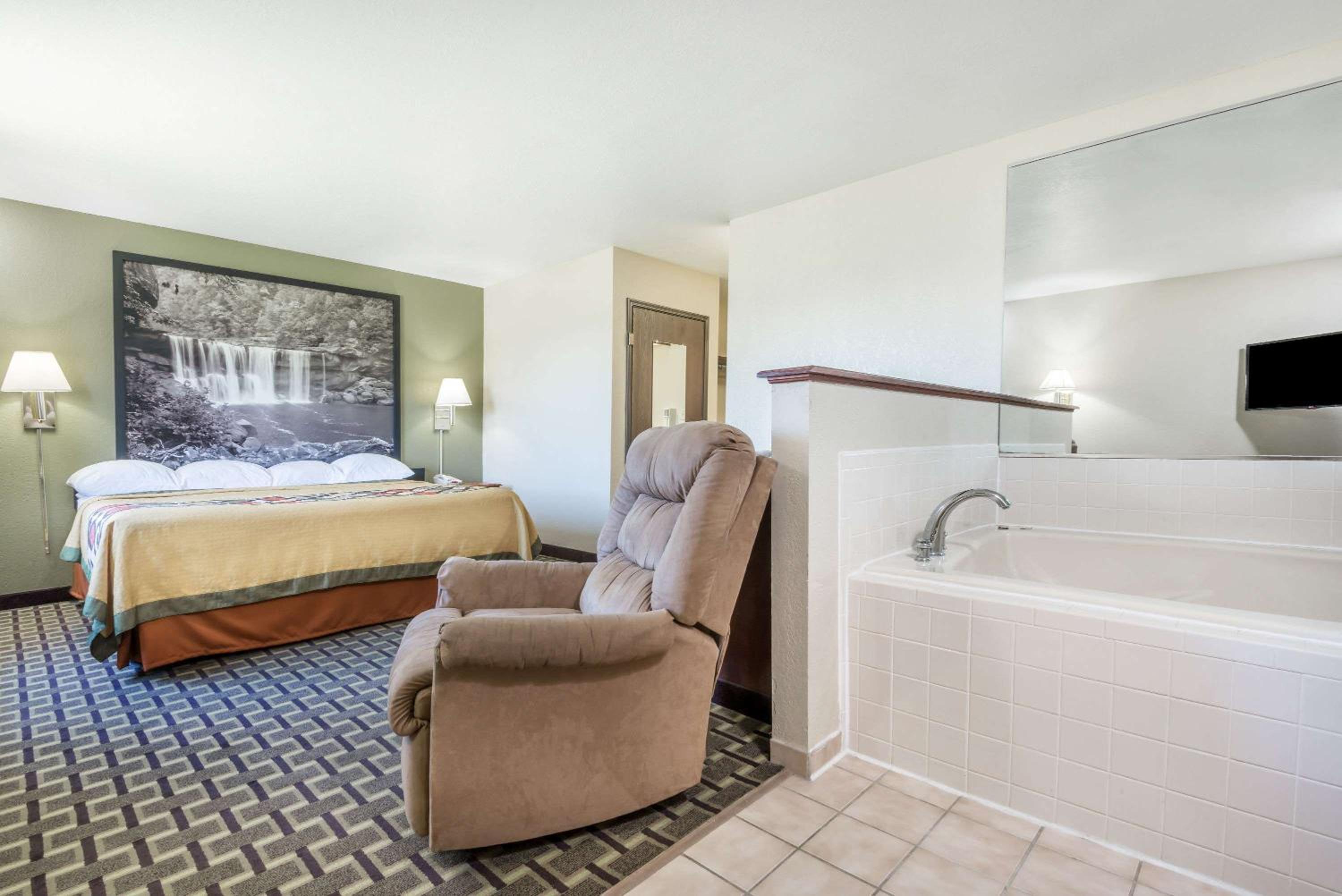 King Studio Suite - Non-Smoking - Photo 1