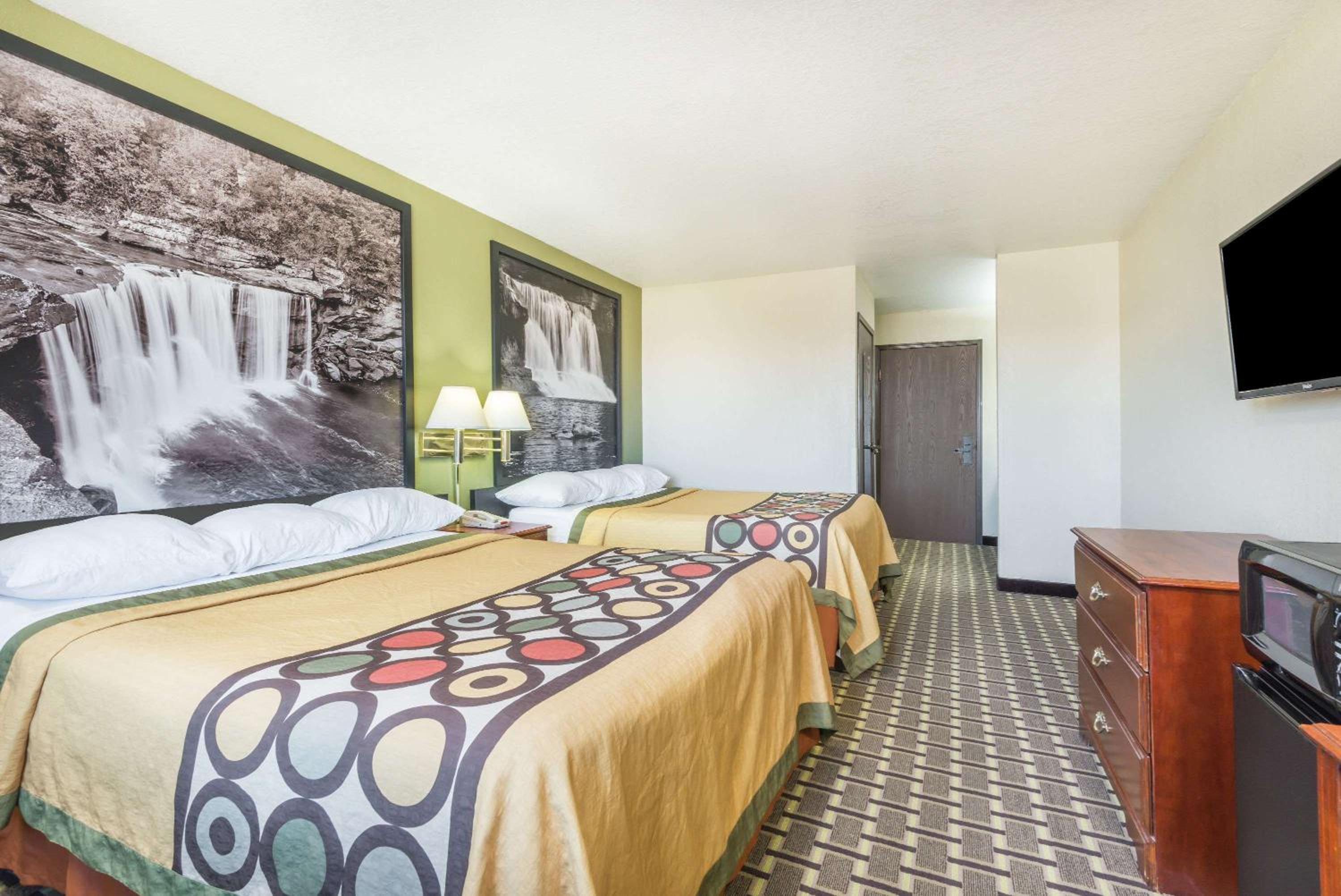 Queen Room with Two Queen Beds - Non-Smoking - Photo 2