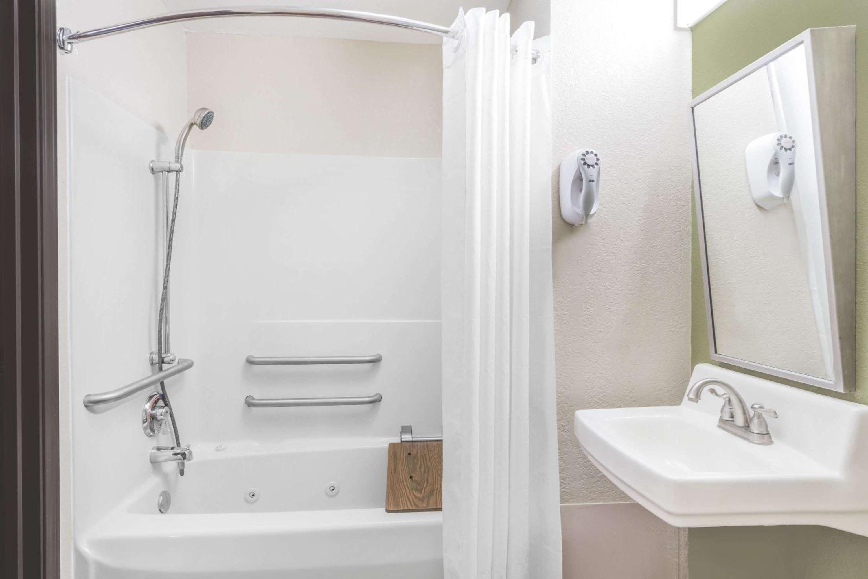 Queen Room - Mobility Access/Non-Smoking - Photo 2