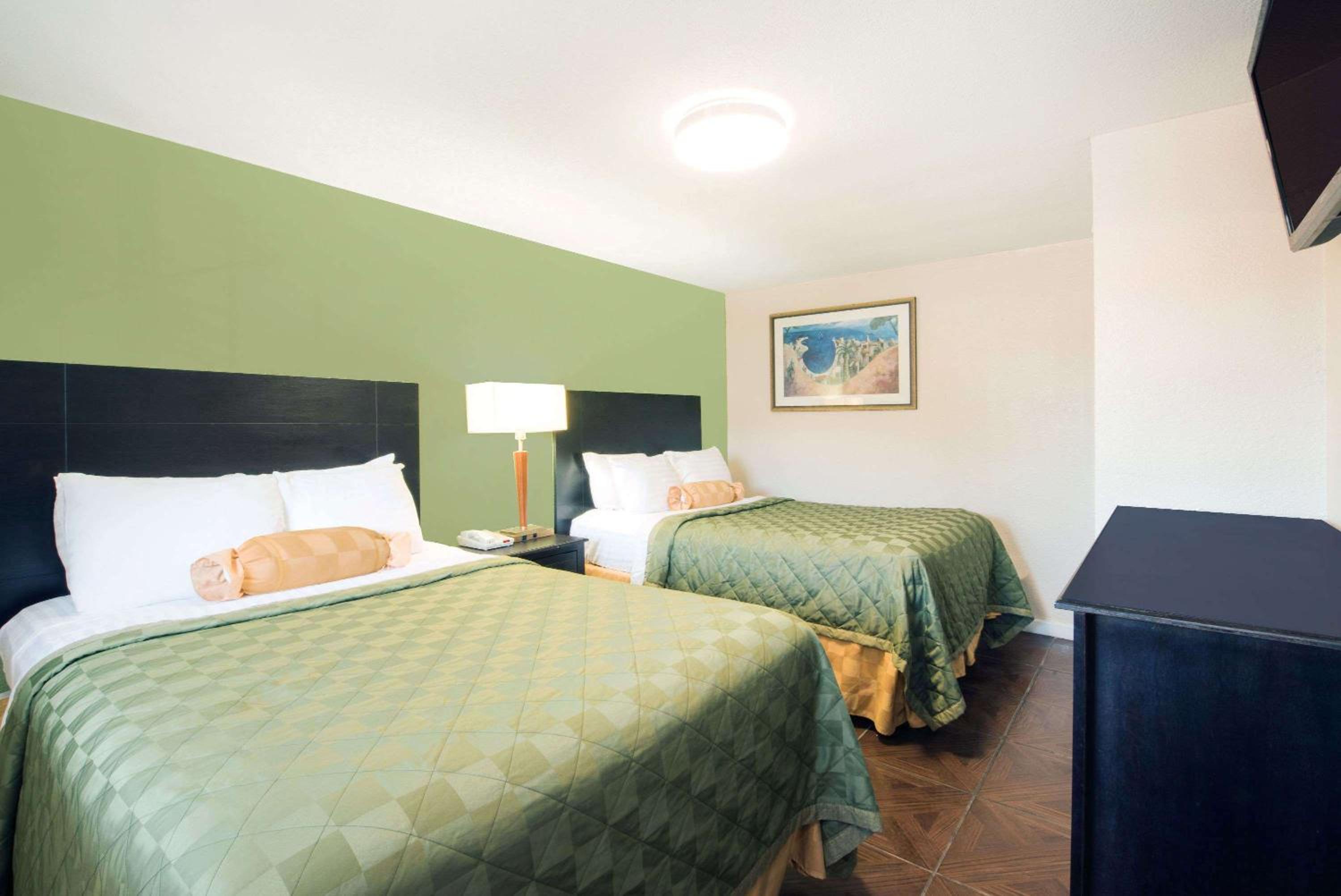 Double Room with Two Double Beds - Non-Smoking - Photo 5