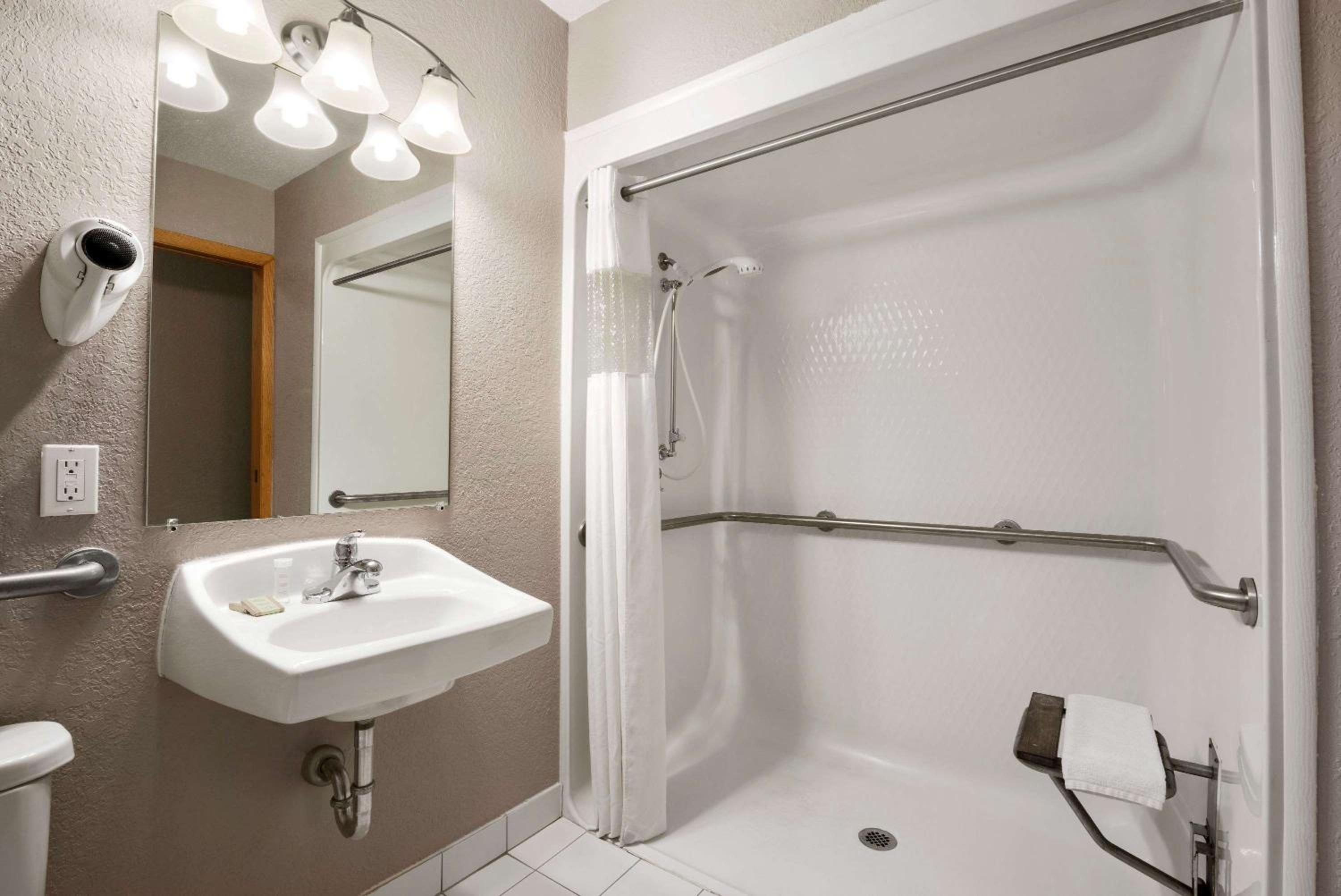 Queen Room - Mobility Access/Non-Smoking - Photo 3