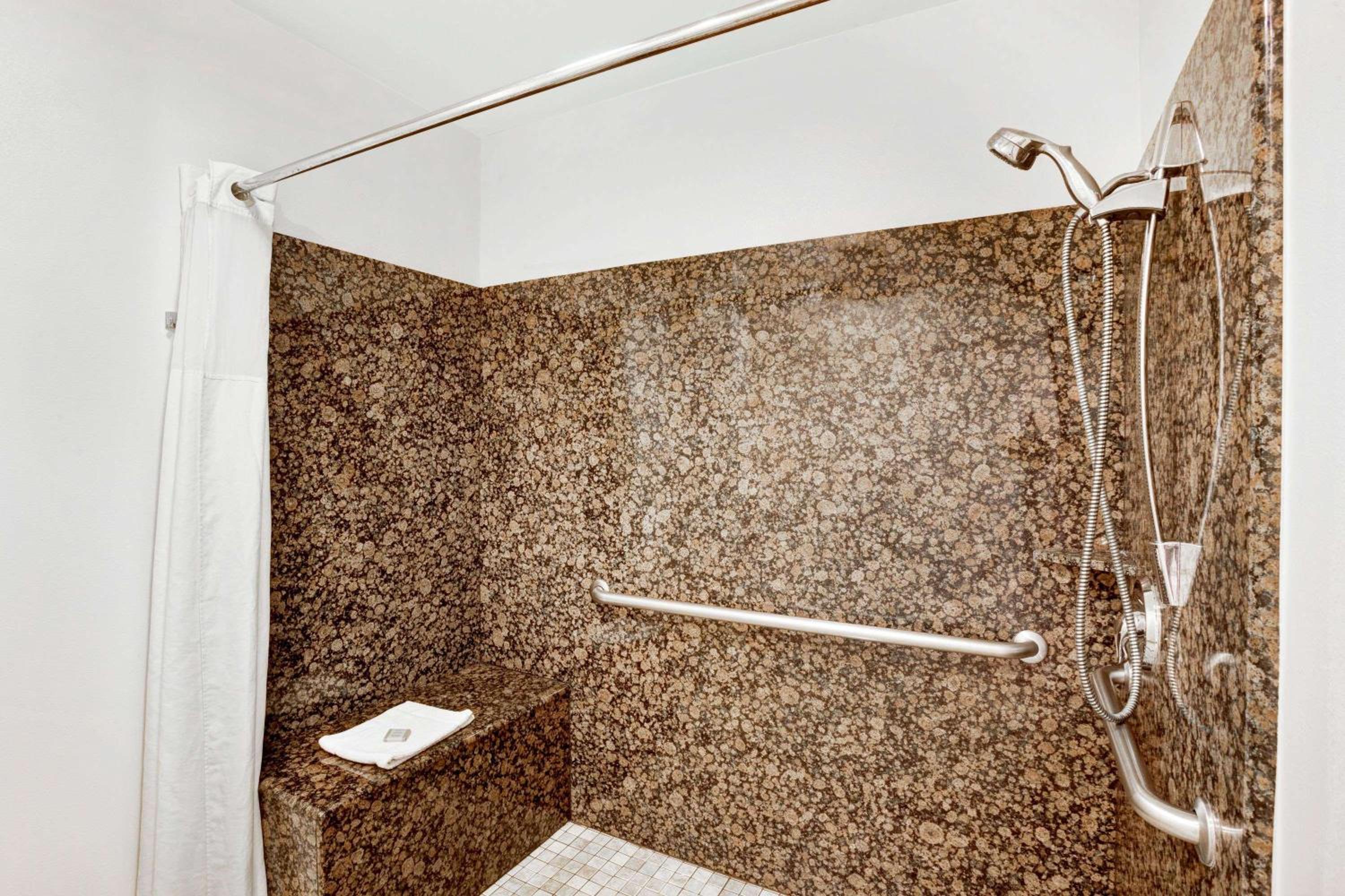 King Room - Disability Access - Photo 4