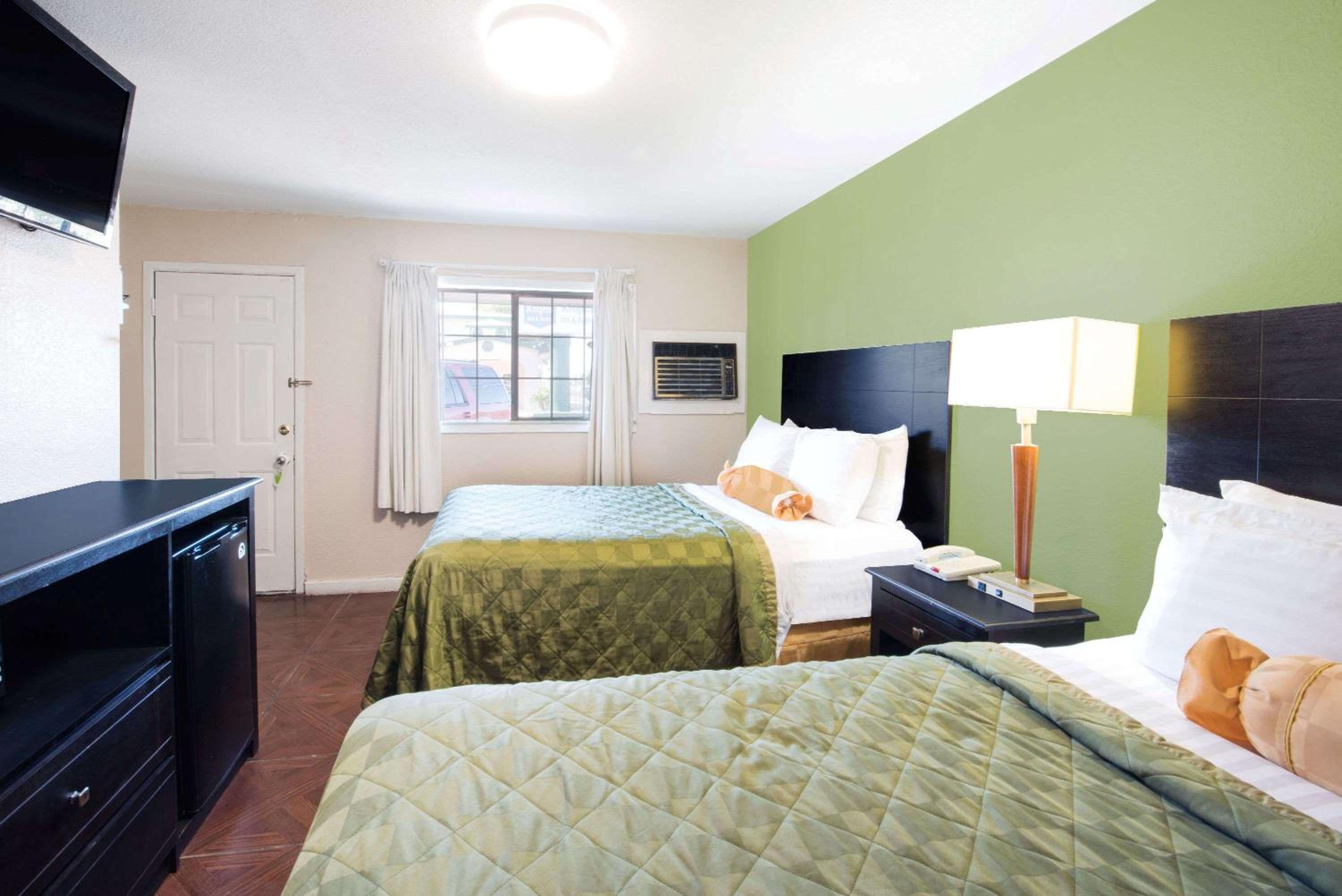 Double Room with Two Double Beds - Non-Smoking - Photo 6