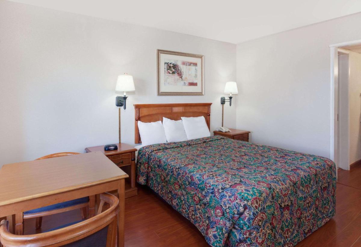 Deluxe King Suite photo 1
