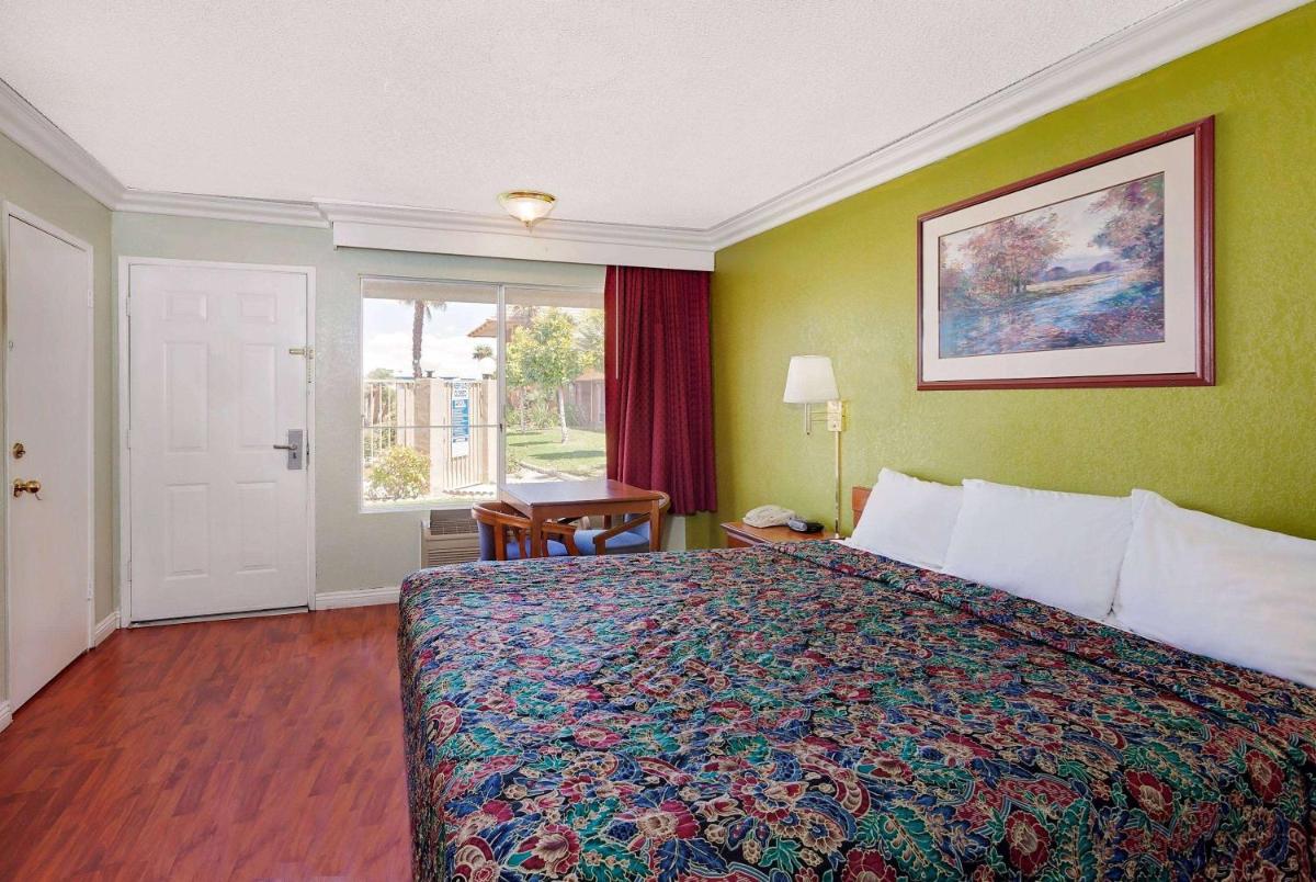 Deluxe King Suite photo 2