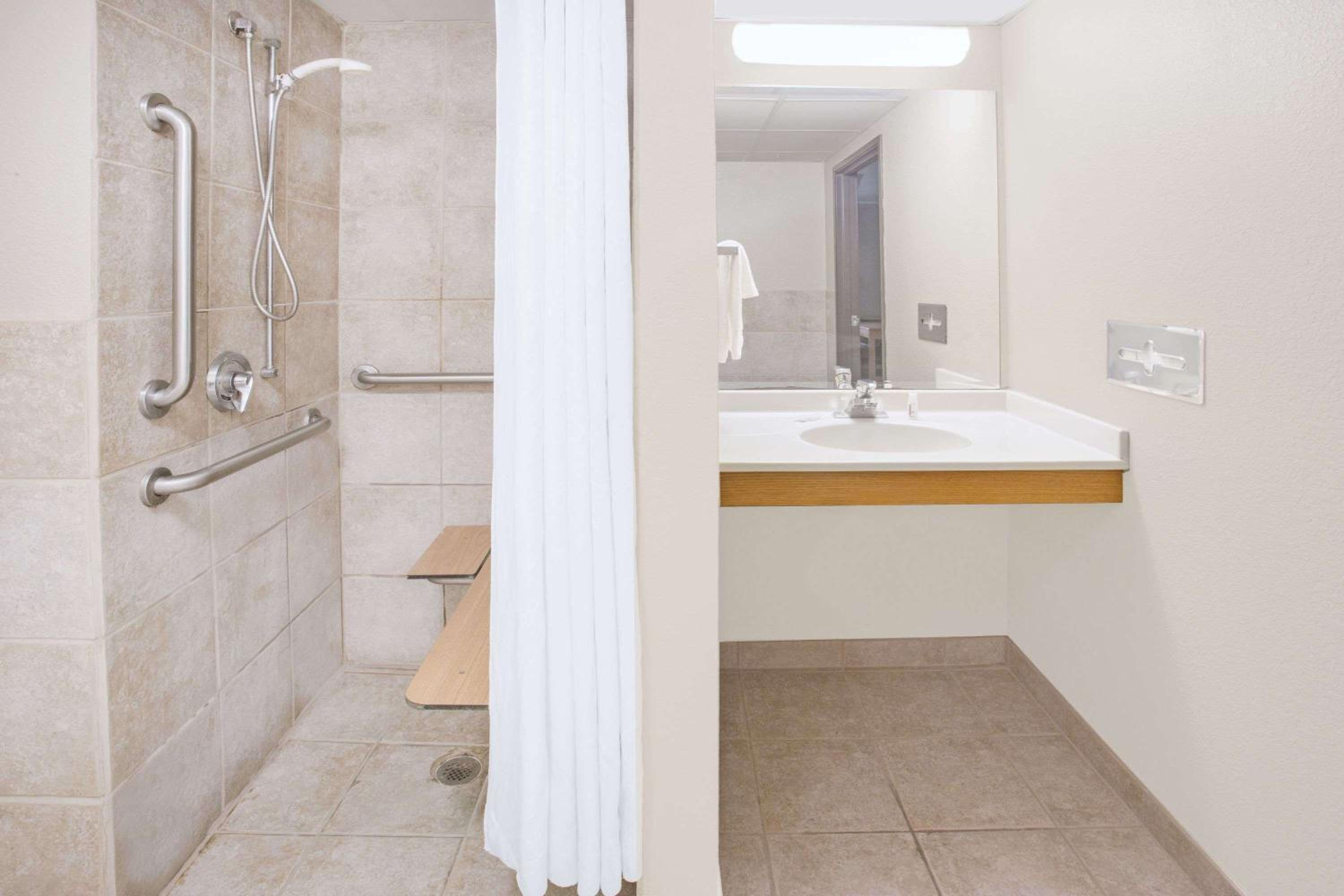 King Room - Disability Access - Non-Smoking - Photo 2