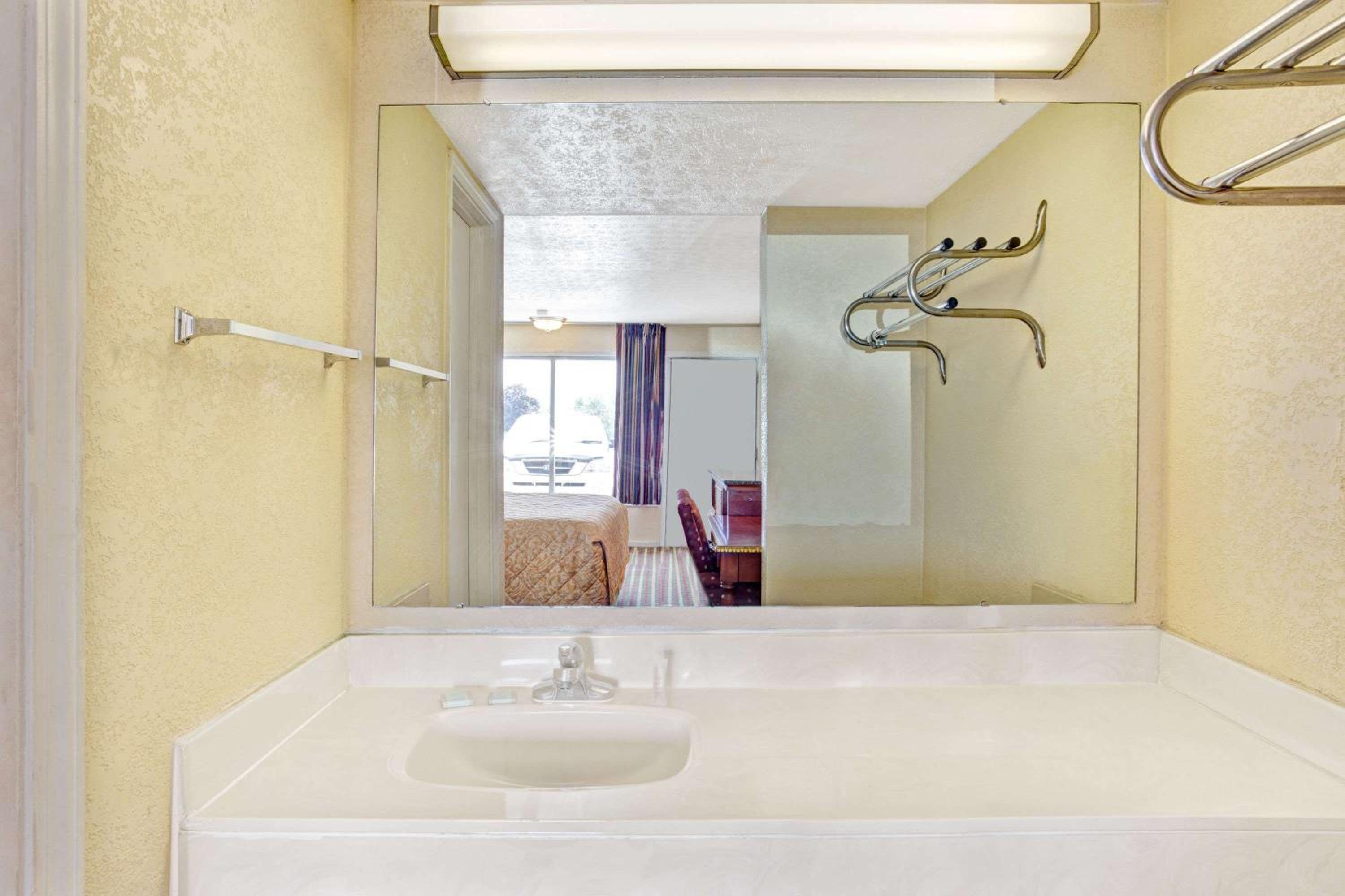 Deluxe Double Room with Two Double Beds - Non-Smoking - Photo 2