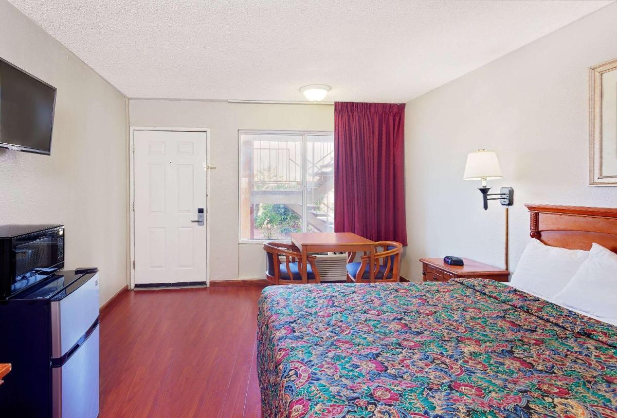 Queen Room - Non-Smoking photo 1