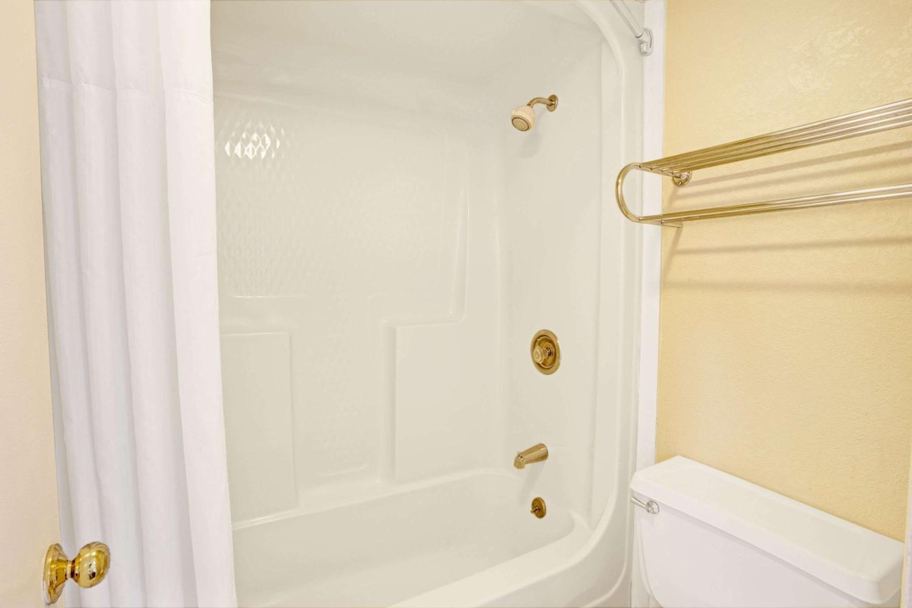 Deluxe Double Room with Two Double Beds - Non-Smoking - Photo 3