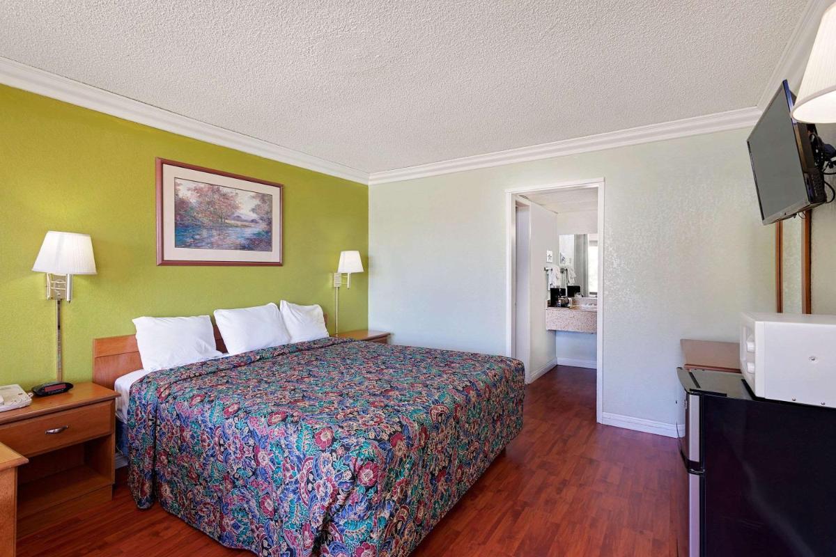 King Room - Non-Smoking photo 1