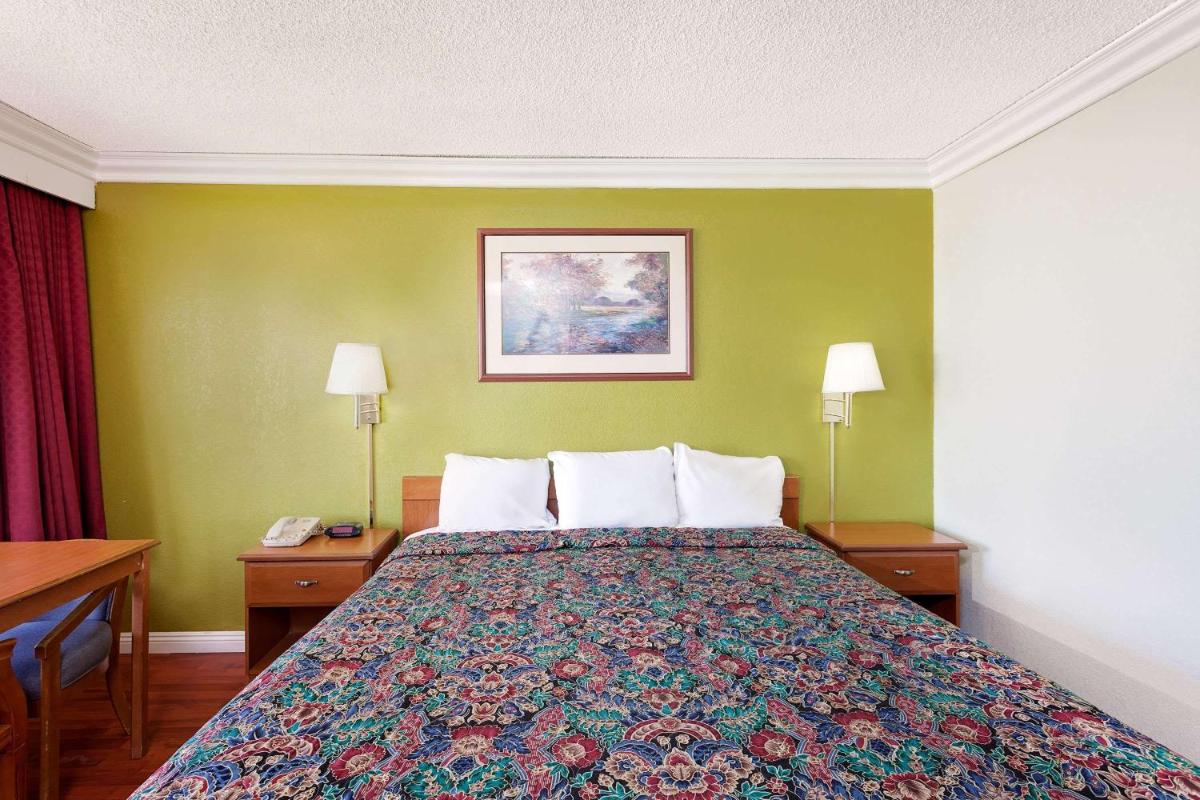 Deluxe King Suite photo 3