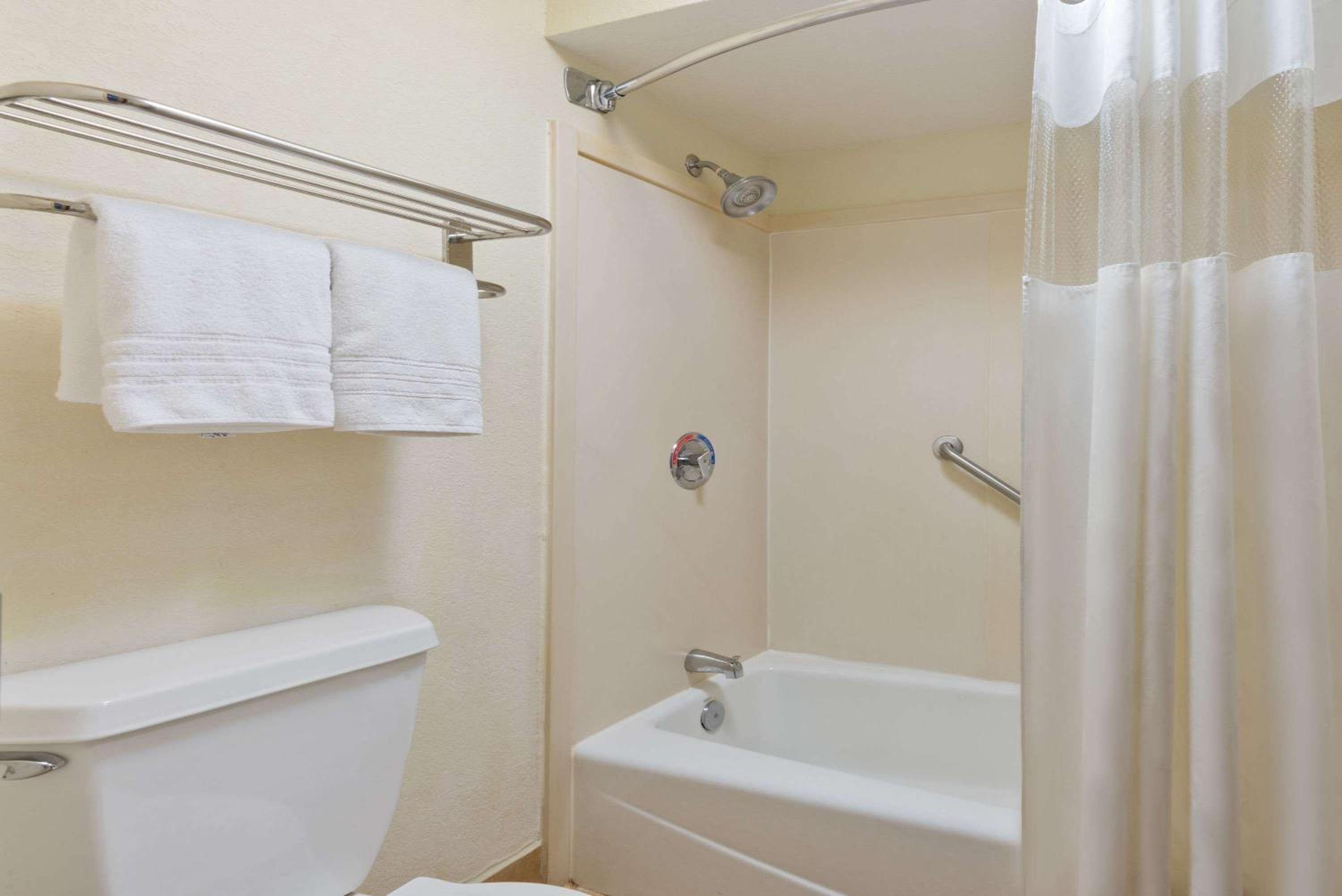 King Room - Non-Smoking - Photo 2