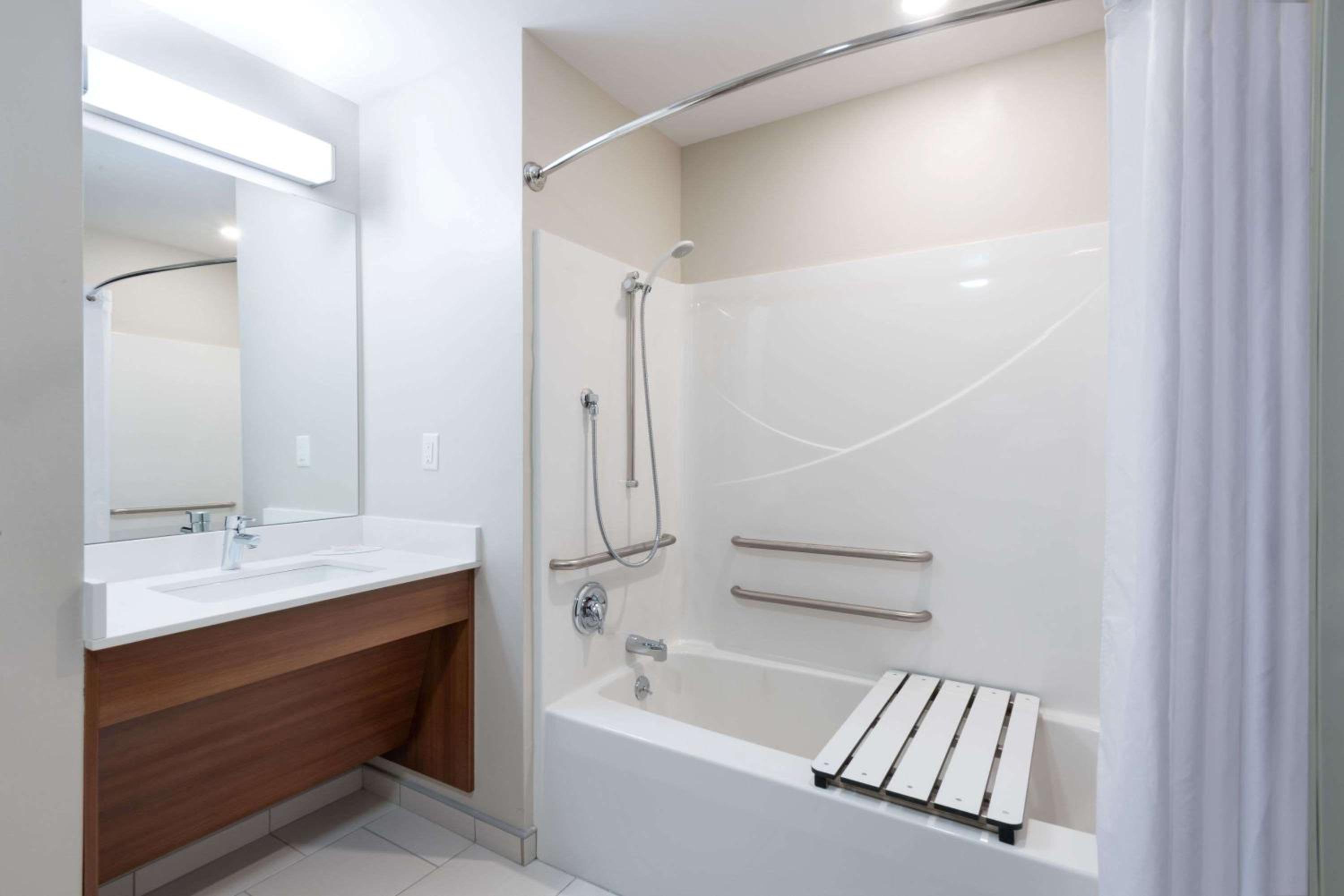 Deluxe Queen Room - Disability Access/Non-Smoking