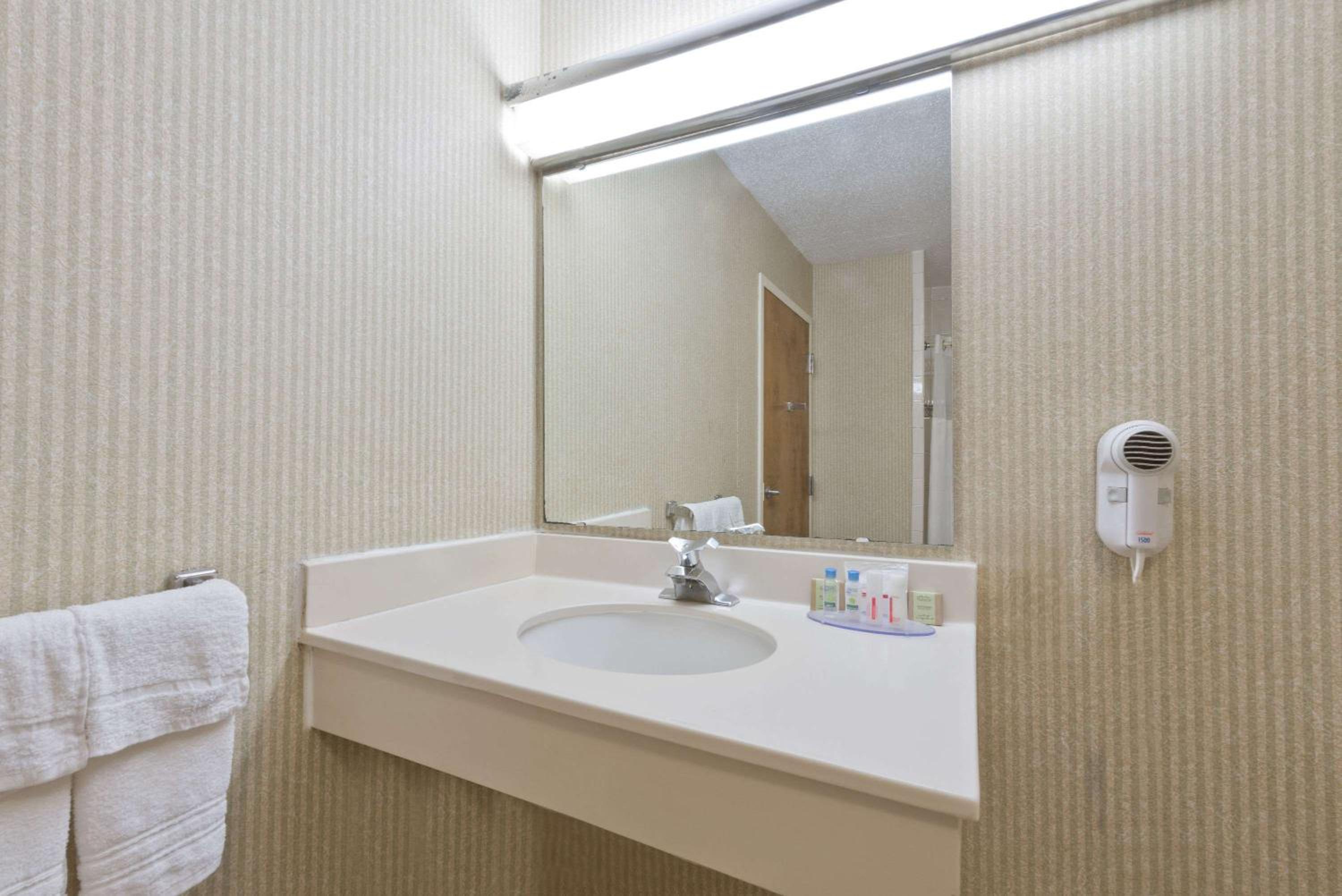 King Room - Non-Smoking - Photo 3