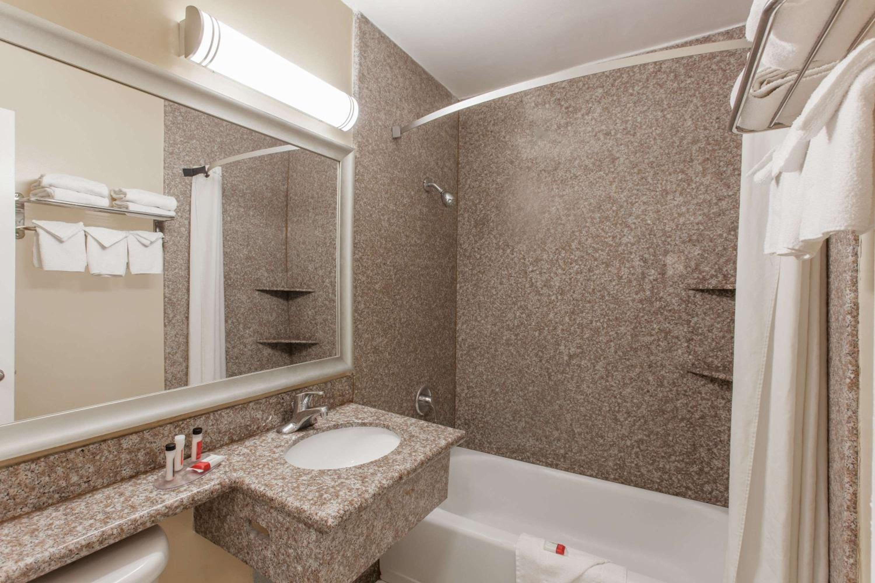 One-Bedroom Suite with Two Queen Beds - Non-Smoking - Photo 2