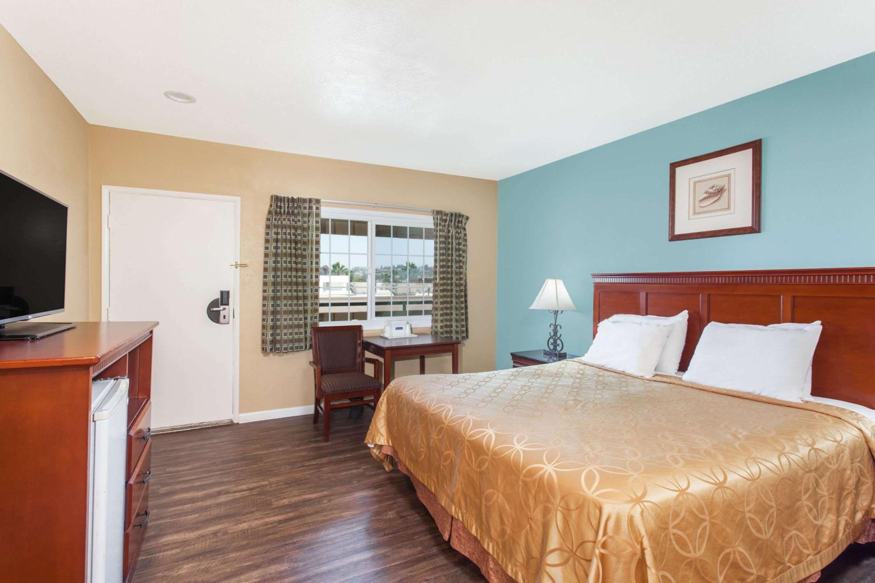 King Room - Non-Smoking - Photo 4