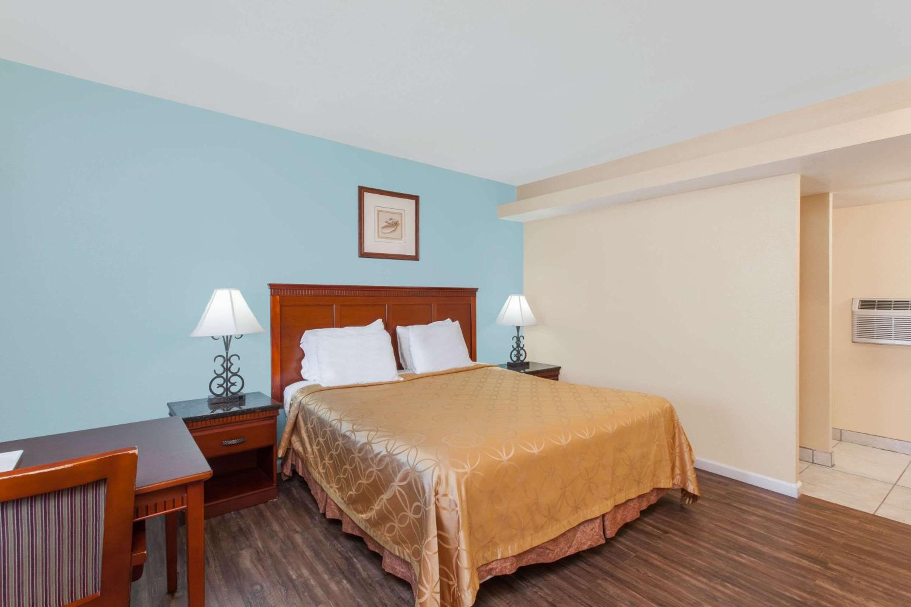 King Room - Non-Smoking - Photo 3