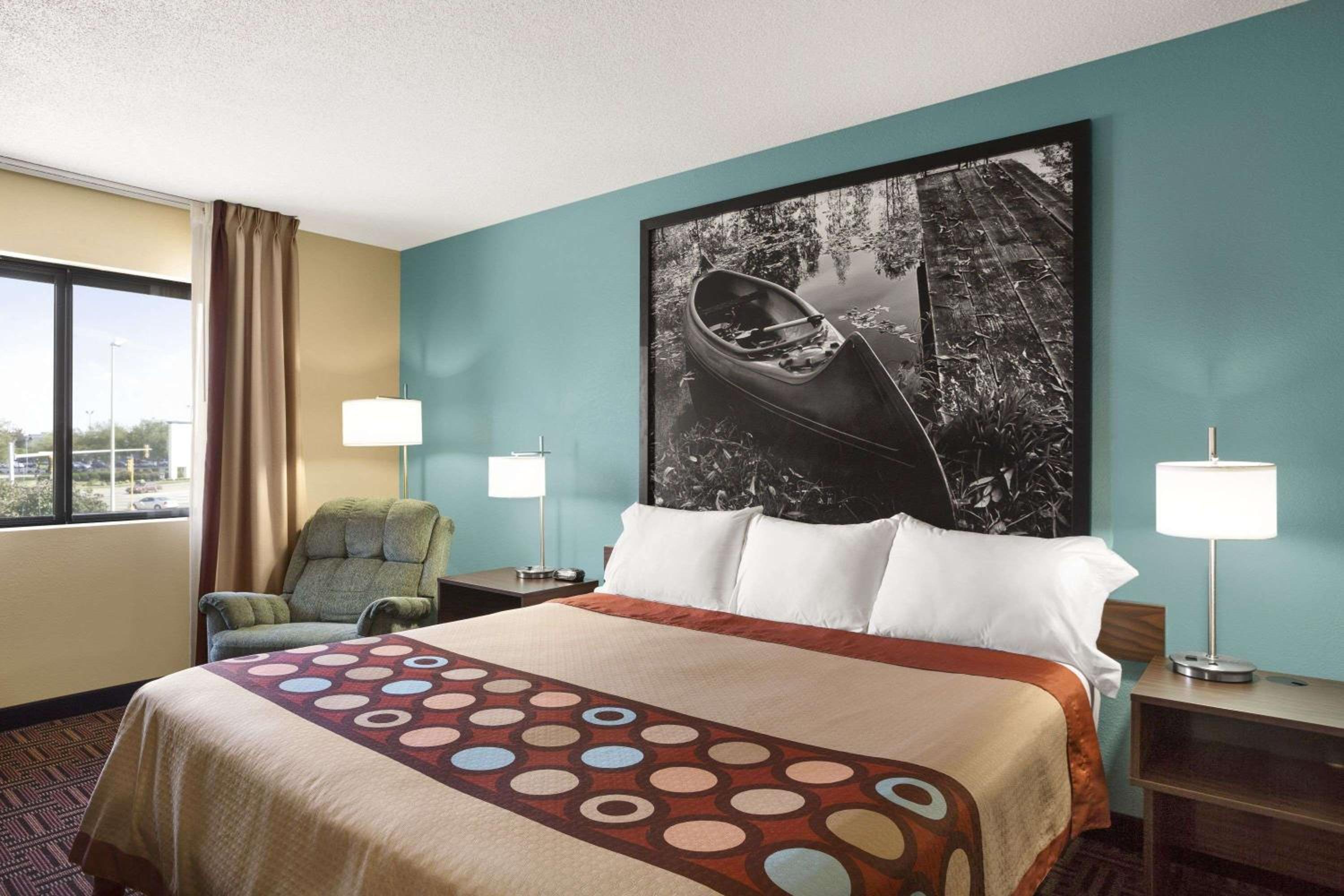 King Room - Non-Smoking - Photo 4
