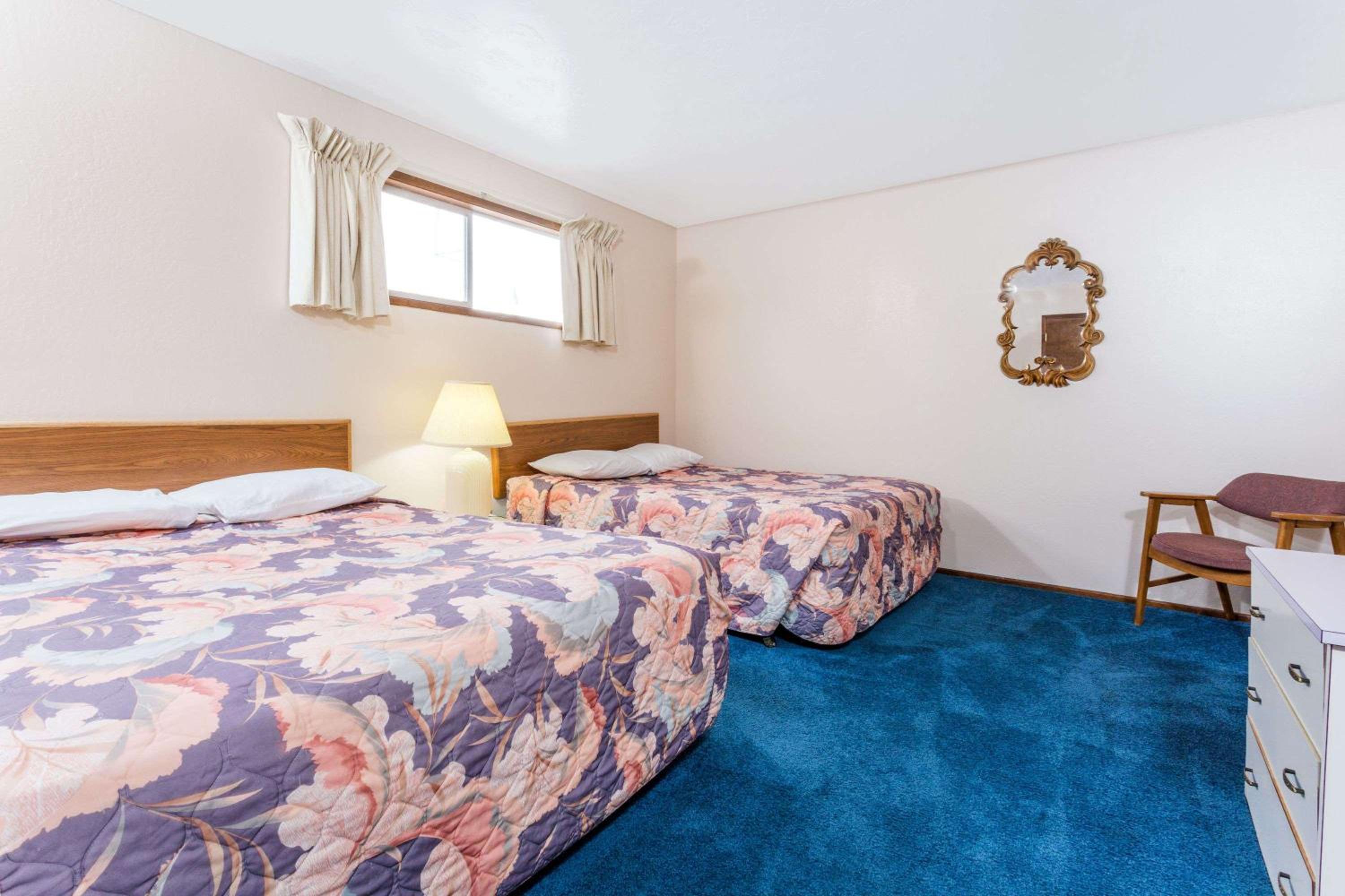 Deluxe Queen Suite - Non-Smoking photo 1