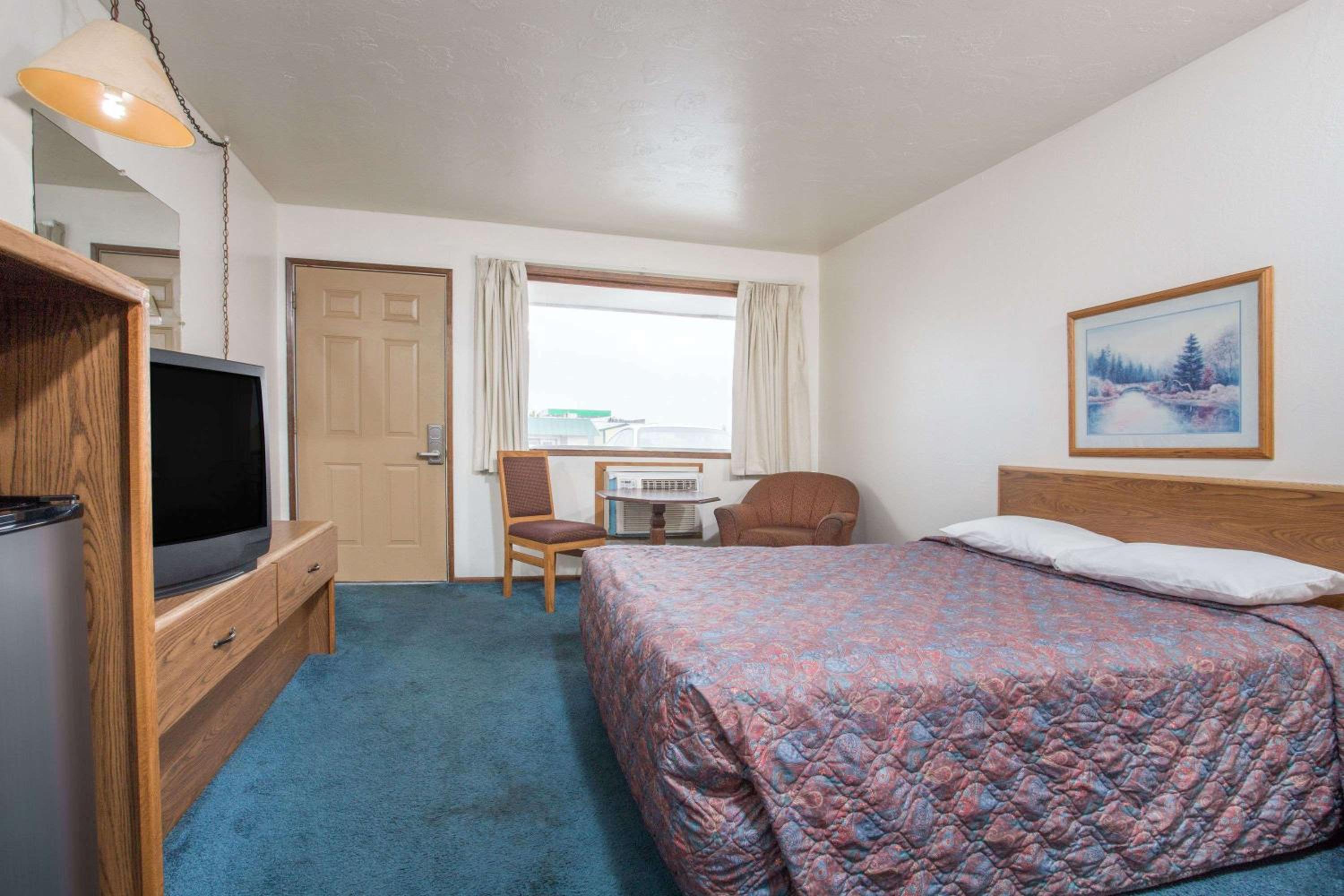Queen Room - Non-Smoking photo 1