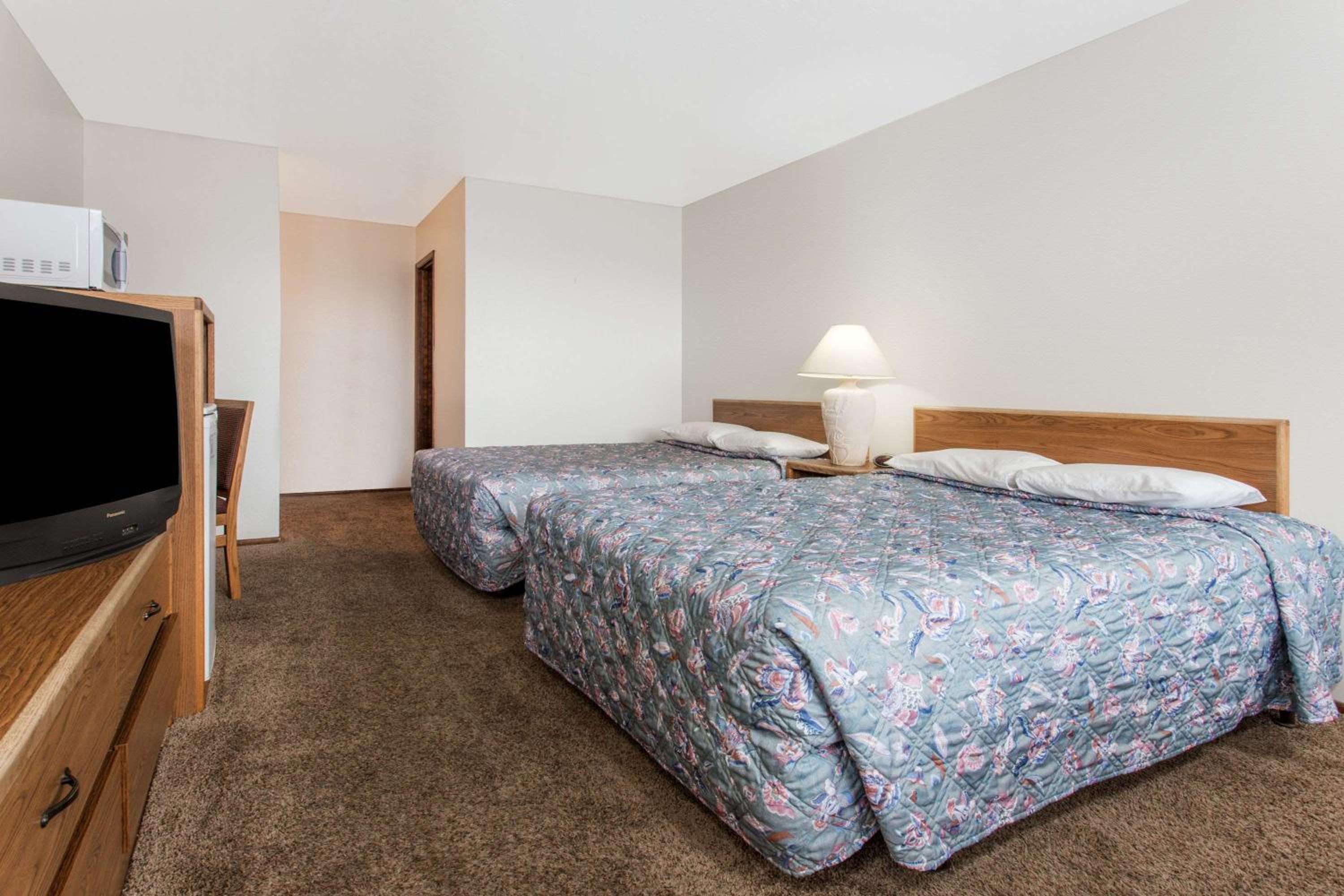 Queen Room with Two Queen Beds - Non-Smoking photo 1