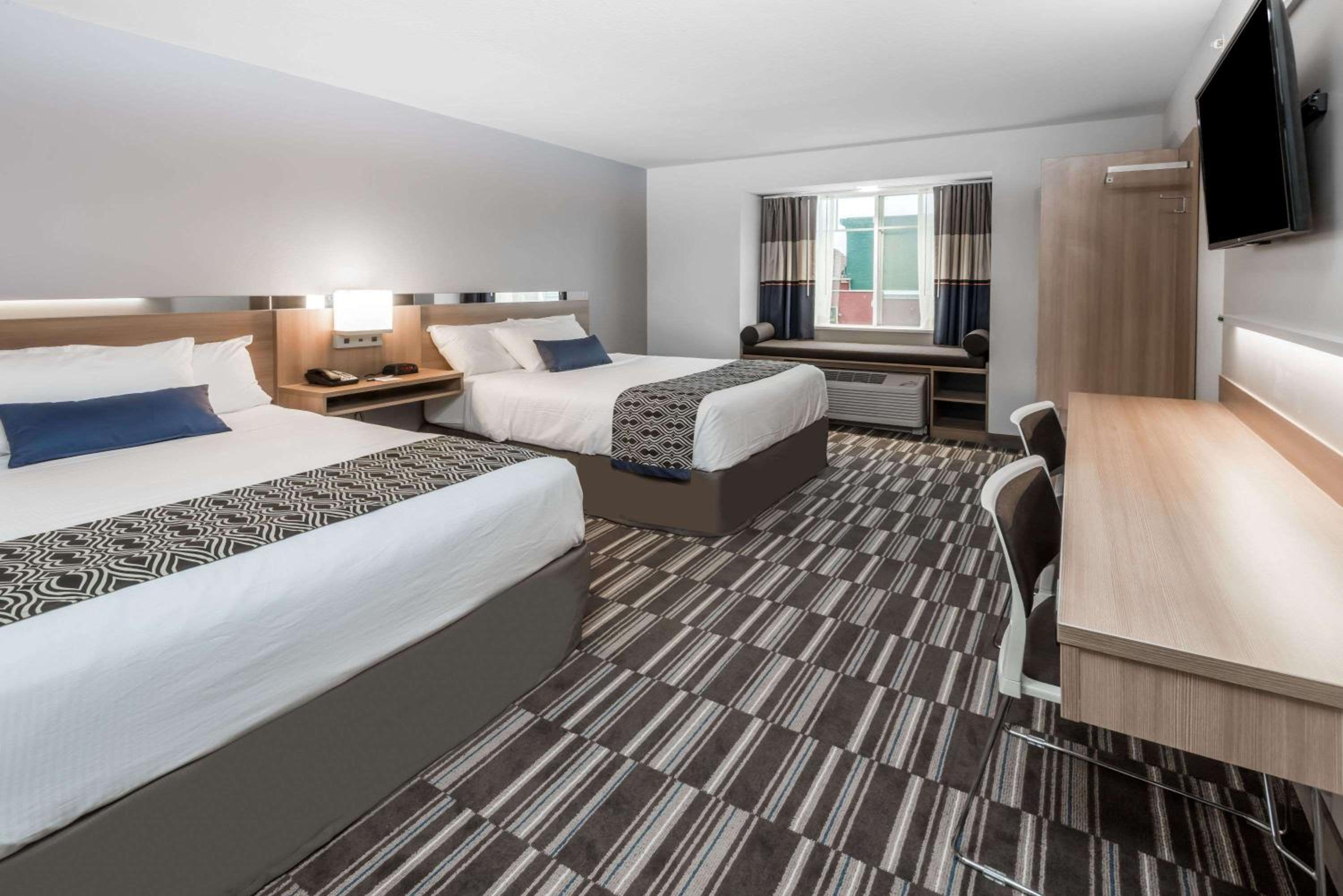 Queen Room with Two Queen Beds - Non-Smoking - Photo 3