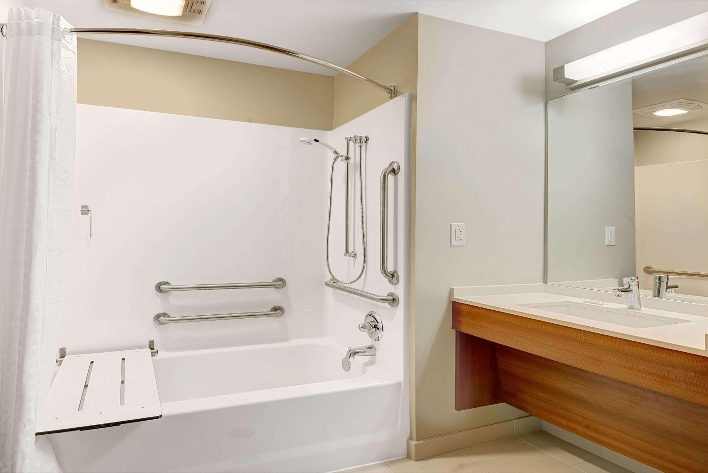 Queen Room with Two Queen Beds - Disability Access/Non-Smoking photo 3