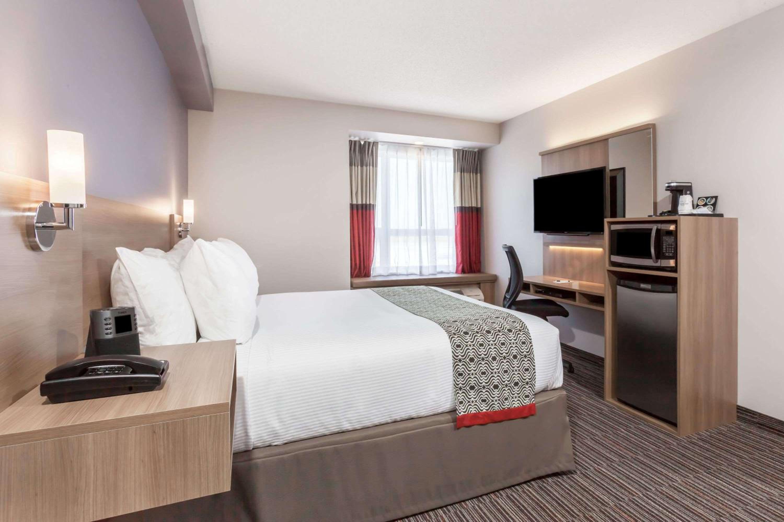 Queen Room with Roll-In Shower - Mobility Accessible/Non-Smoking