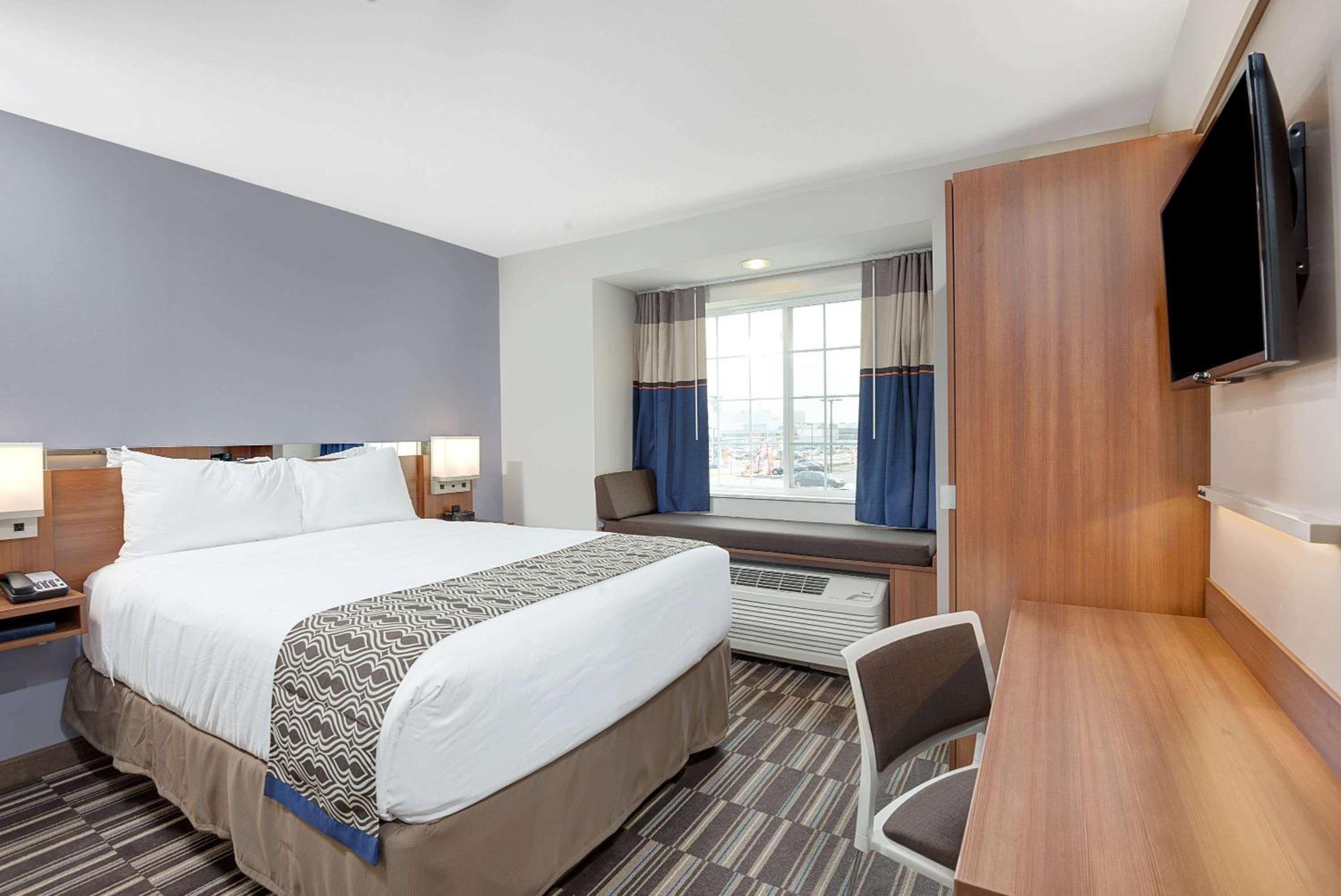 Queen Room with Two Queen Beds - Mobility Access/Non-Smoking photo 1