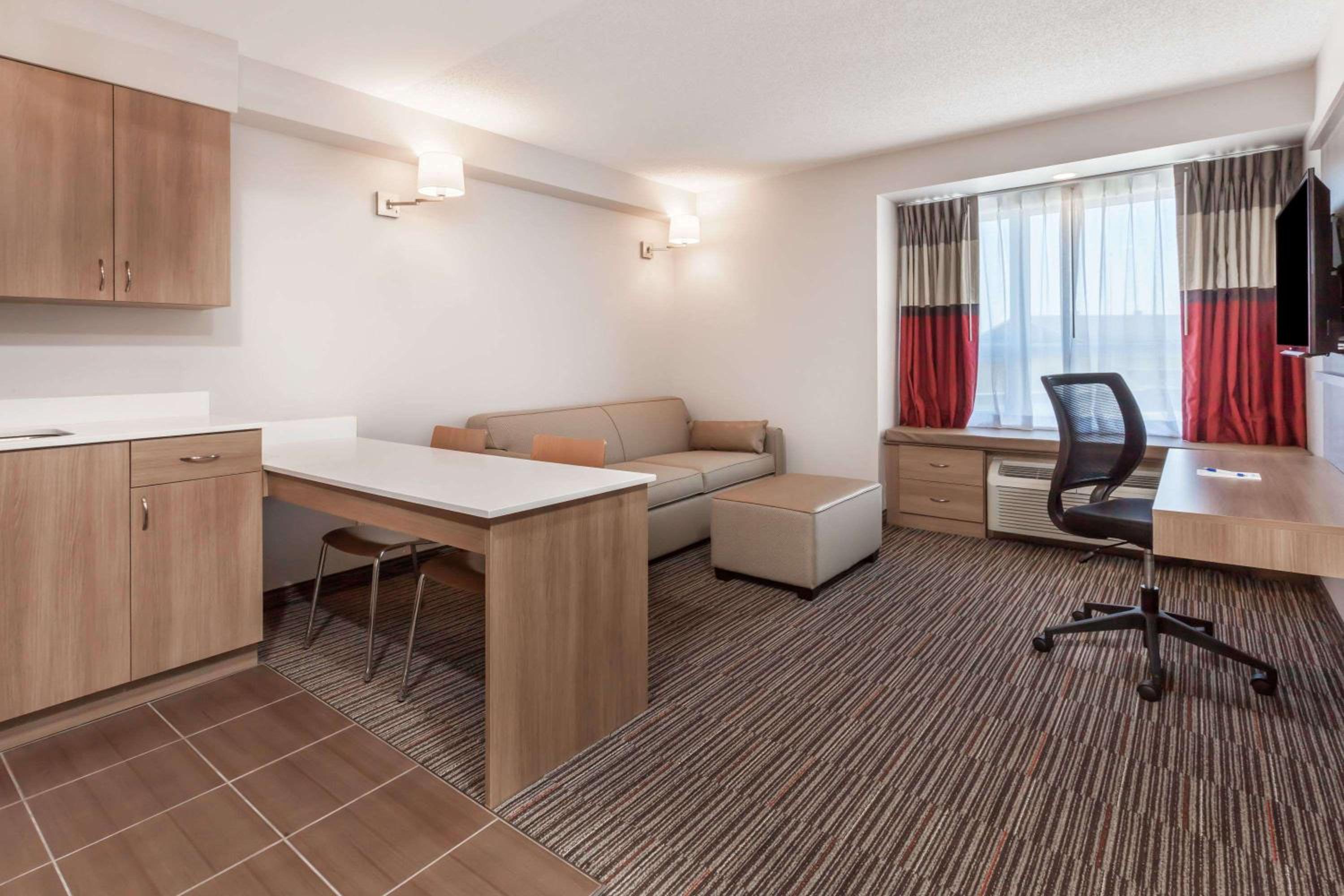 Superior Queen Suite - Non-Smoking photo 3