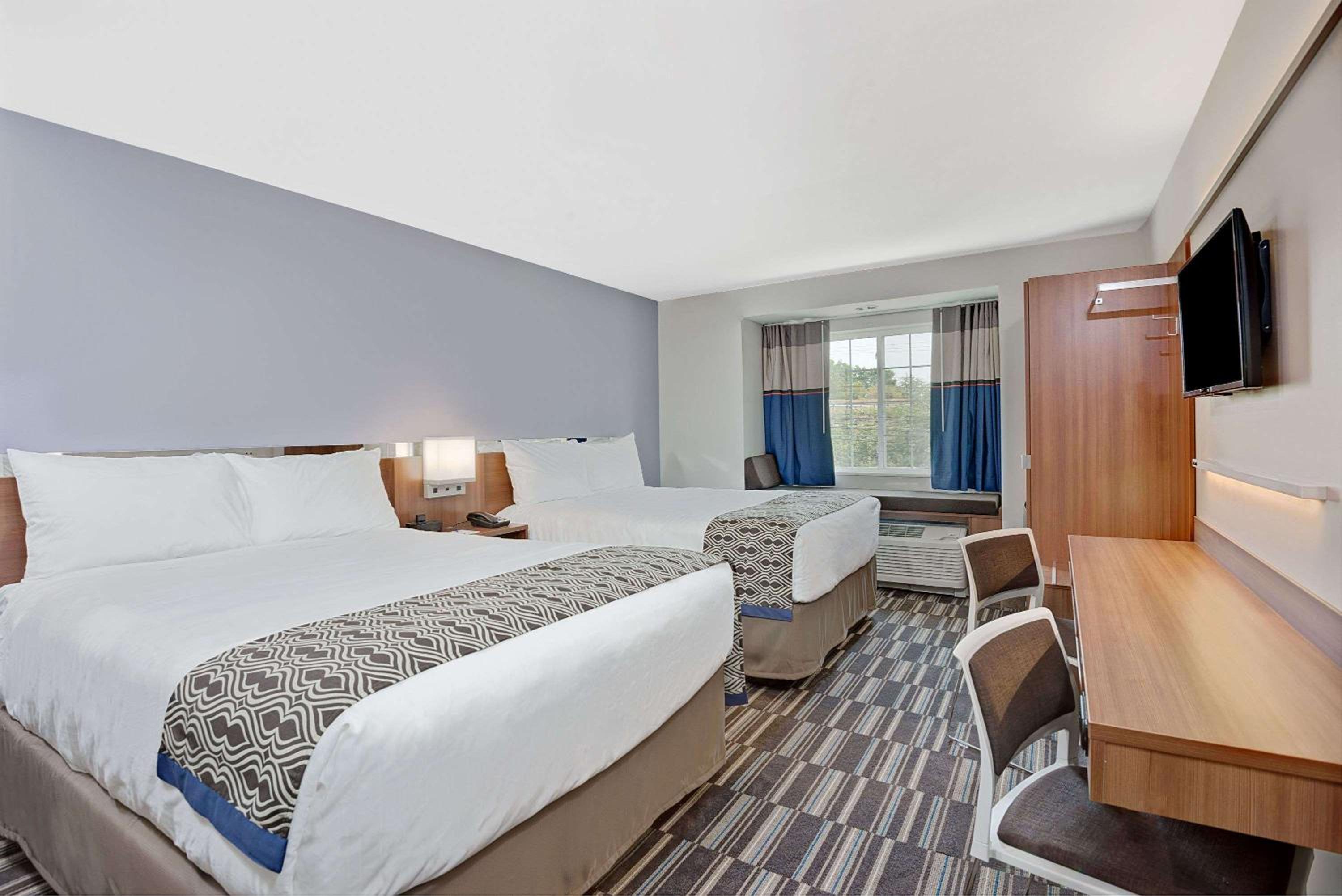 Queen Room with Two Queen Beds - Non-Smoking photo 2