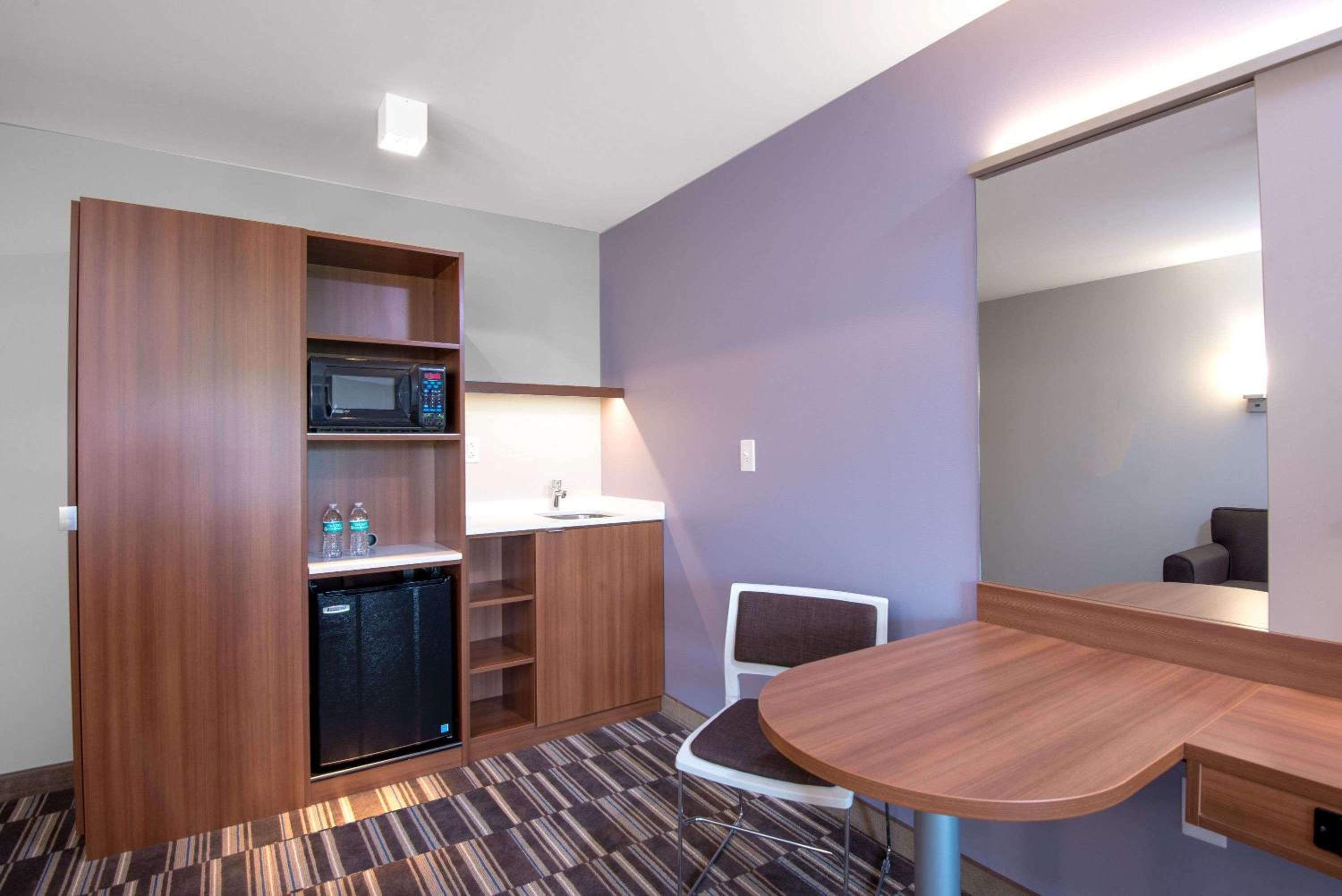 Queen Room with Two Queen Beds - Mobility Access/Non-Smoking photo 2
