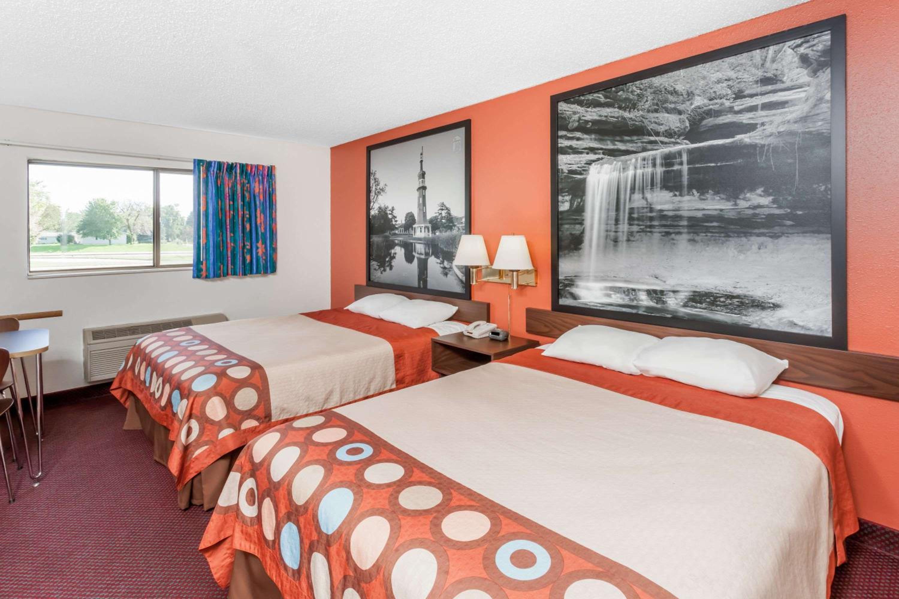Queen Room with Two Queen Beds - Non-Smoking - Photo 3
