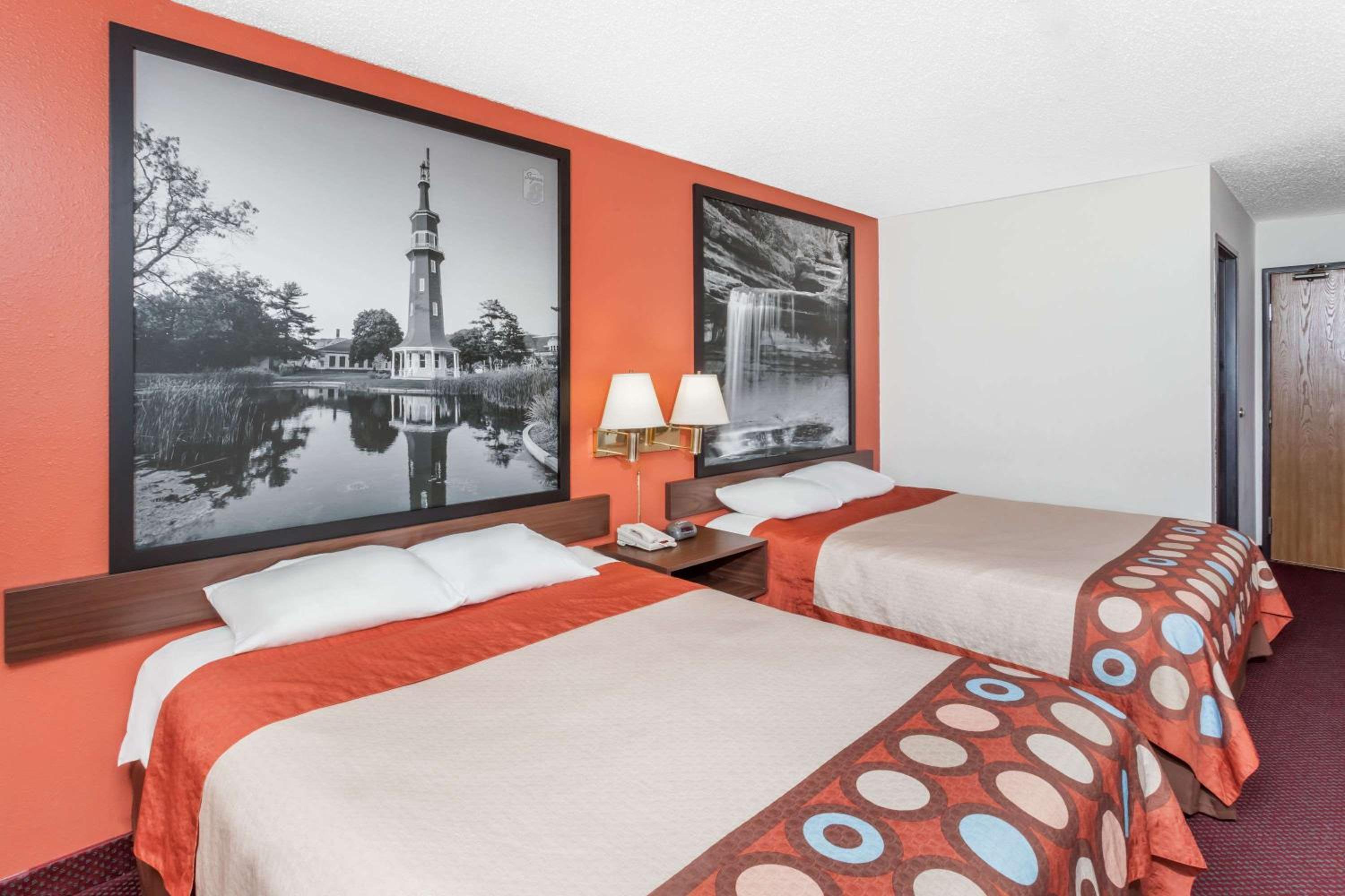 Queen Room with Two Queen Beds - Non-Smoking - Photo 6