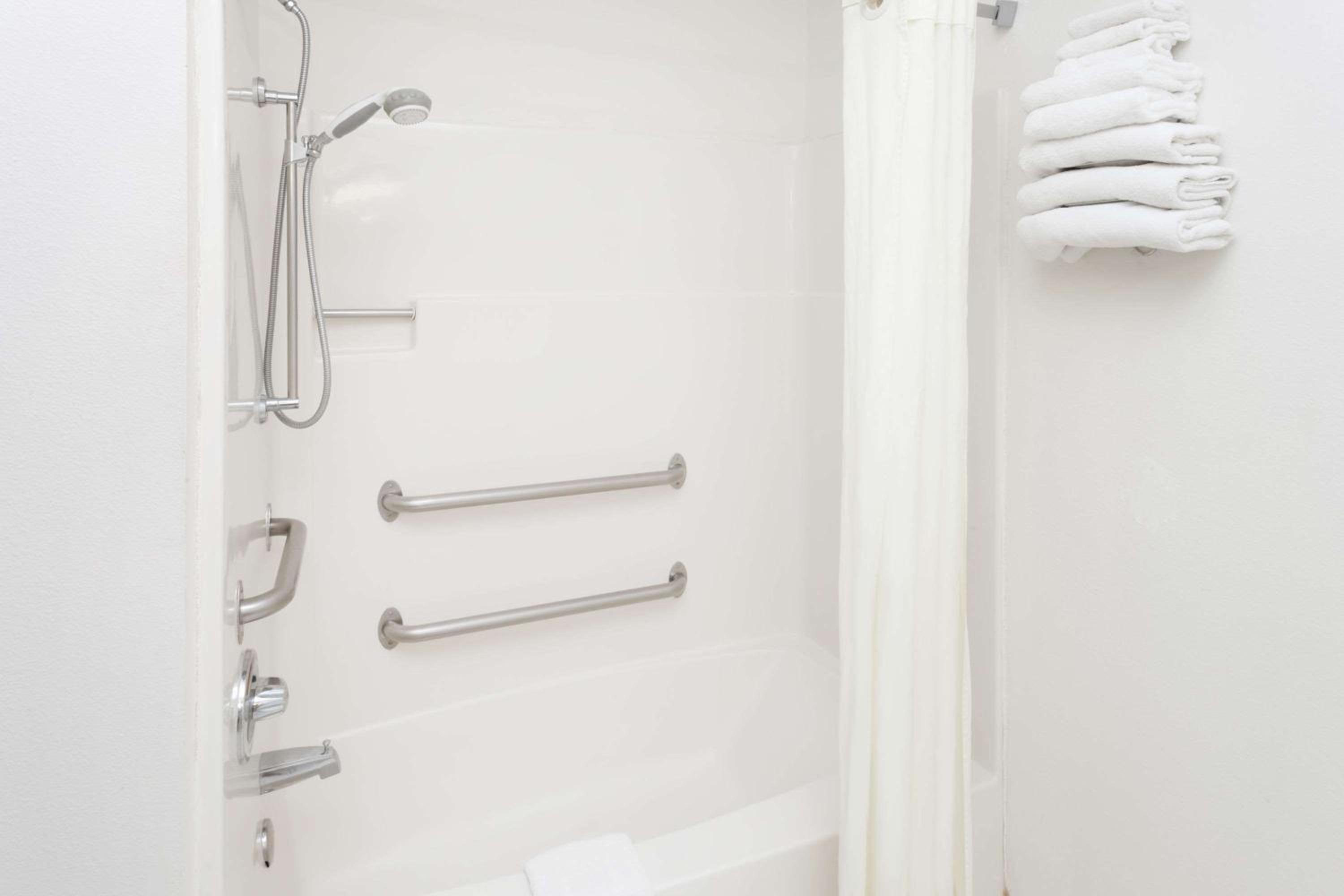 Queen Room - Mobility Access/Non-Smoking - Photo 8