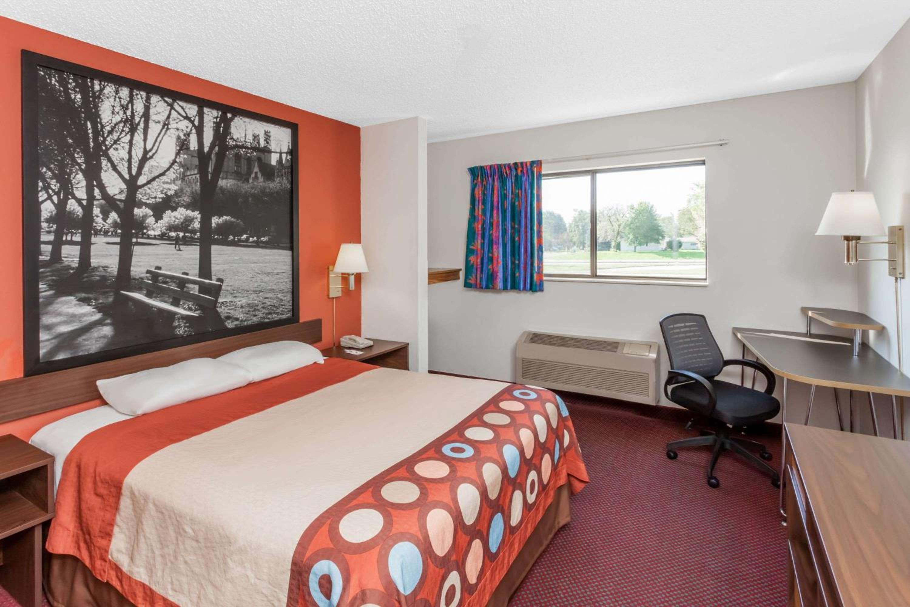 King Room - Non-Smoking - Photo 6